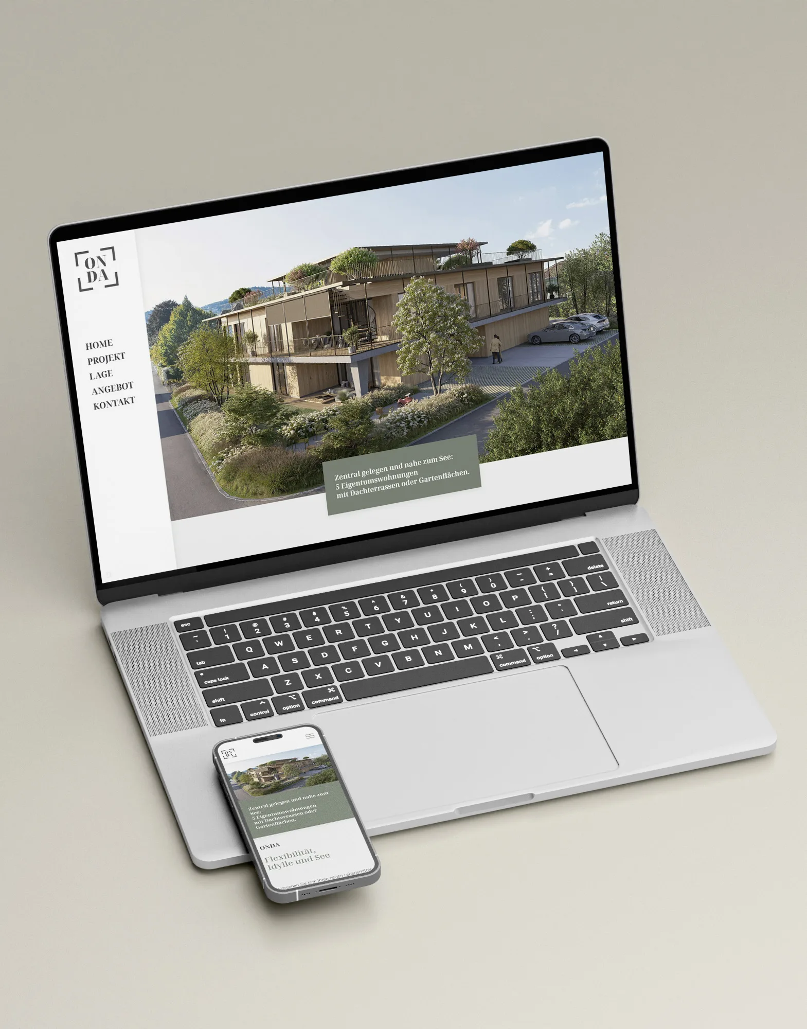 Laptop und Smartphone zeigen eine moderne Immobilien-Website mit einem Bild eines mehrstöckigen Hauses