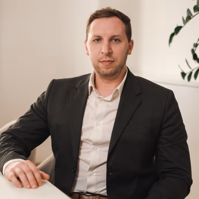 Portrét Mgr. Jakuba Kalányose, advokáta specializovaného na obchodní právo v advokátní kanceláři Kopecký Hála.