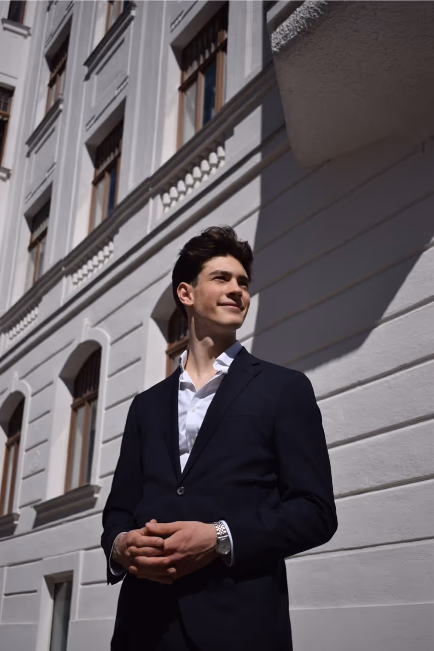 Matthias Wurzer vor Gebäude