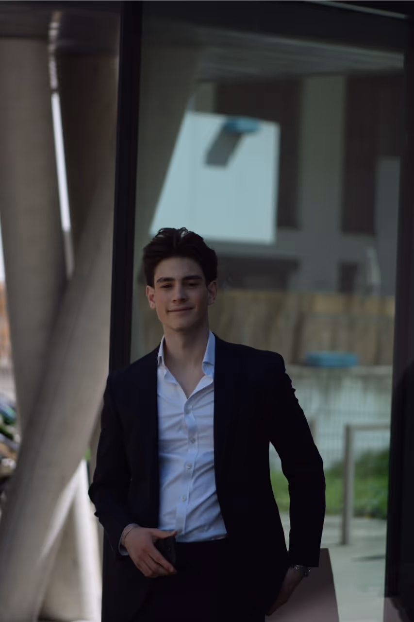 Matthias Wurze vor Büro