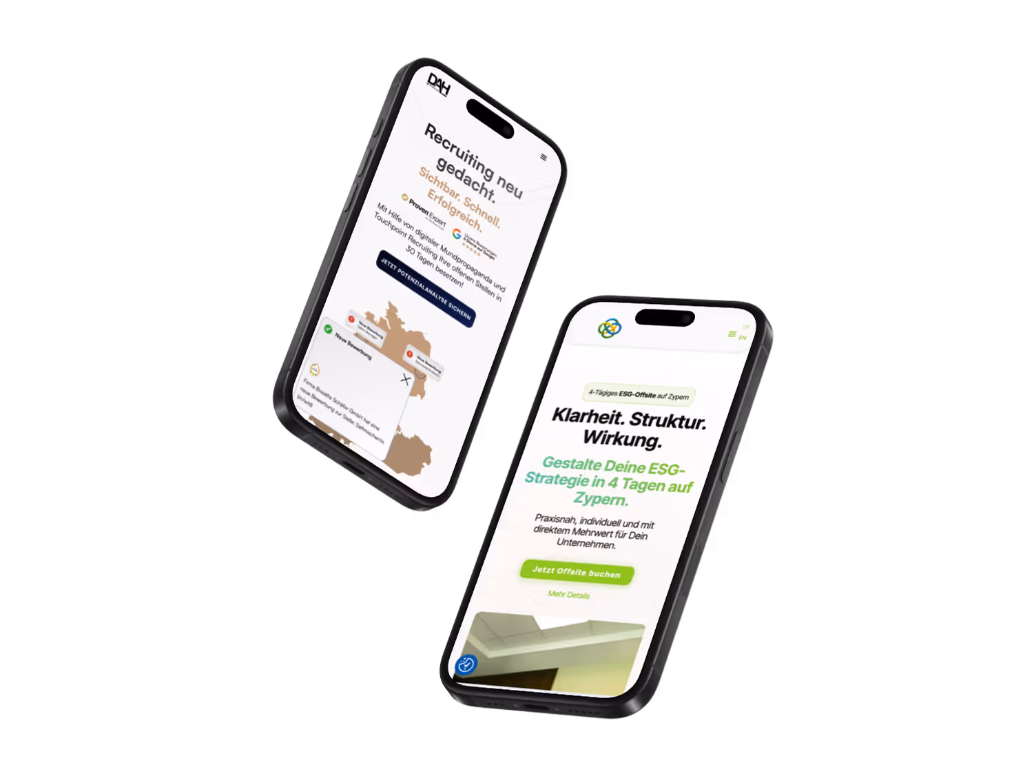 Zwei Smartphones zeigen Mobil-Webseiten zur Mitarbeiterrekrutierung und ESG-Strategie mit Text und Kartenansicht.