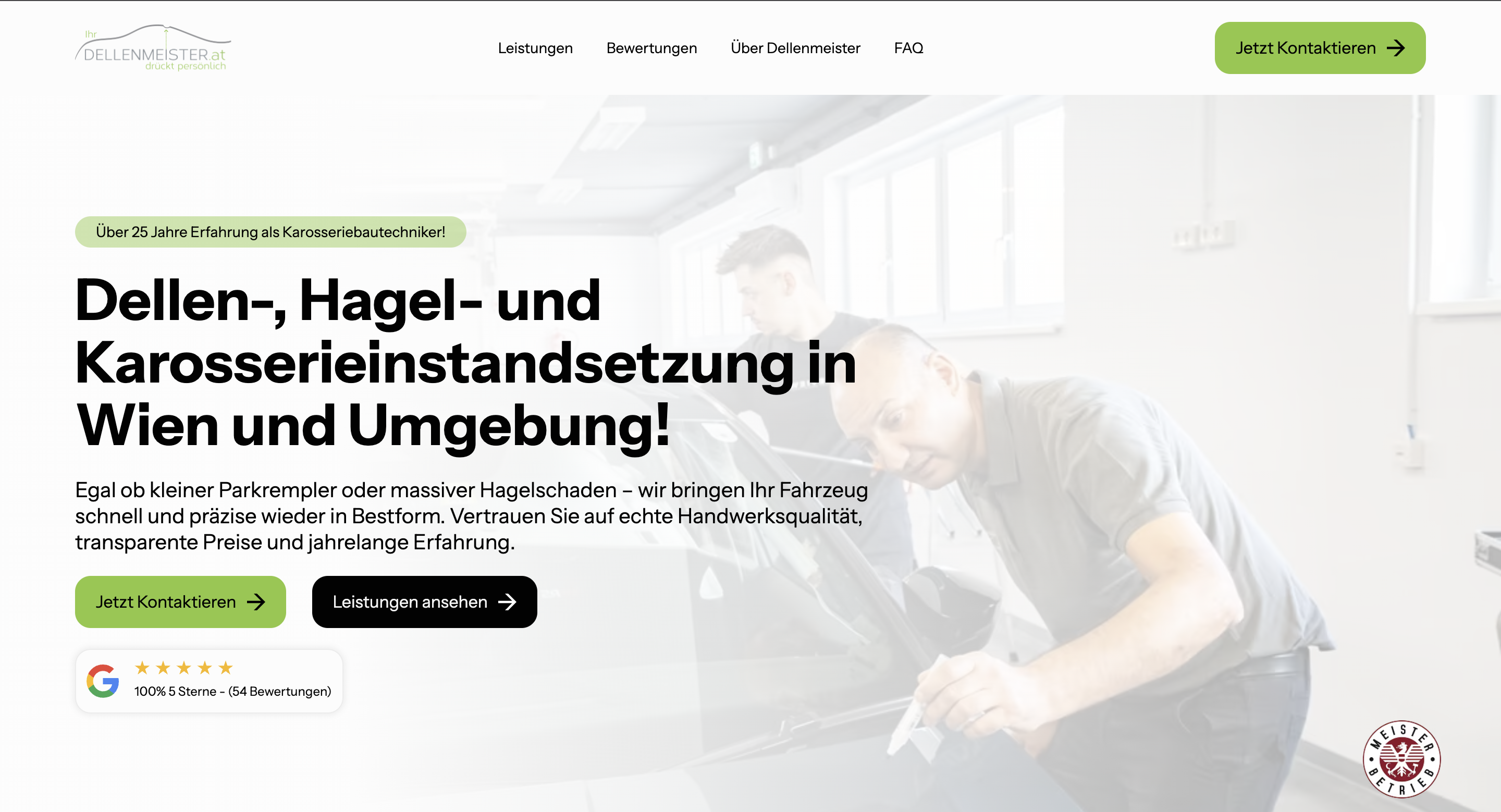 Zwei Männer reparieren die Karosserie eines Autos in einer Werkstatt, einer markiert eine Stelle am Fahrzeug.