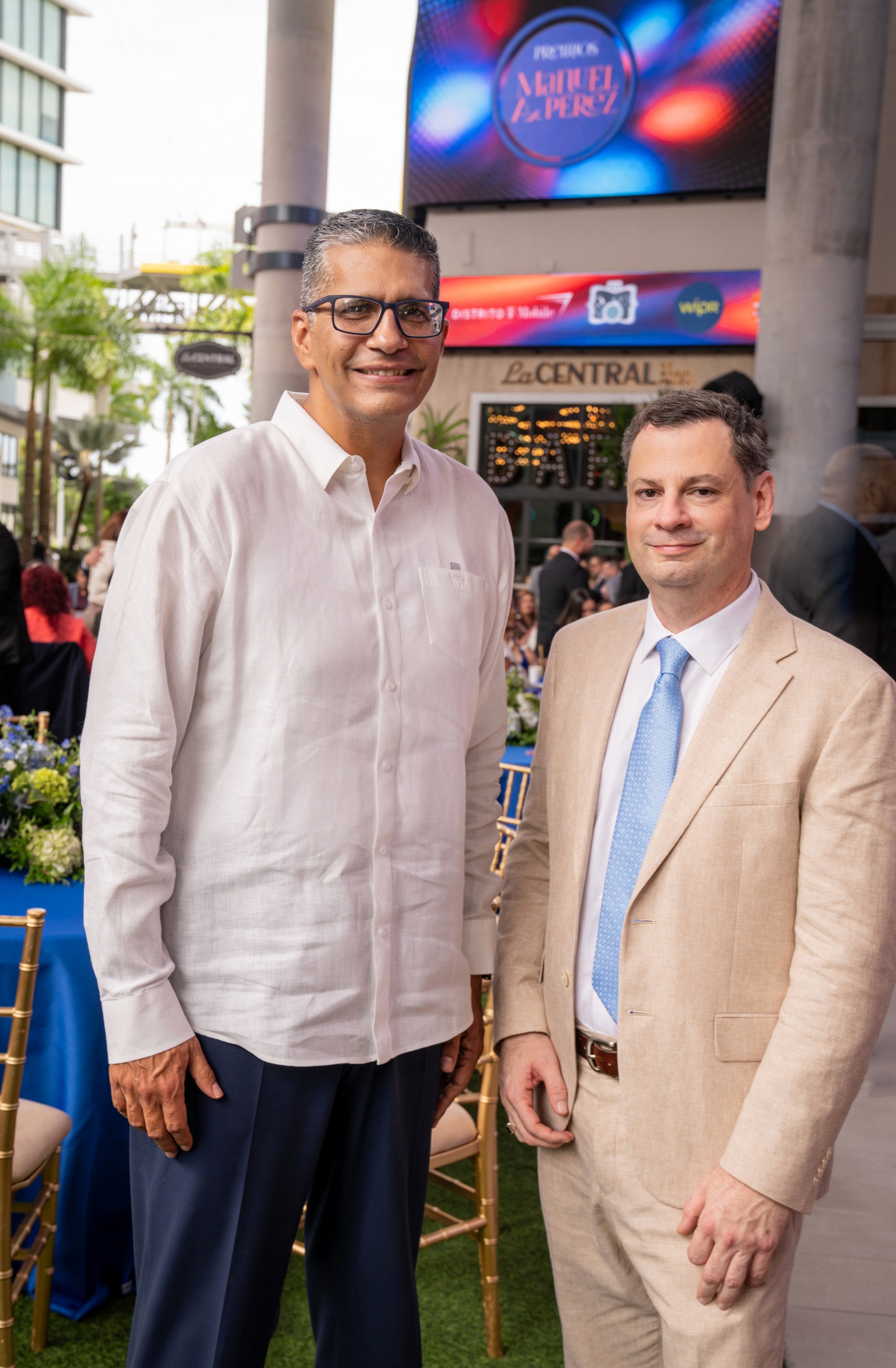 Director OATRH Posa con Invitado