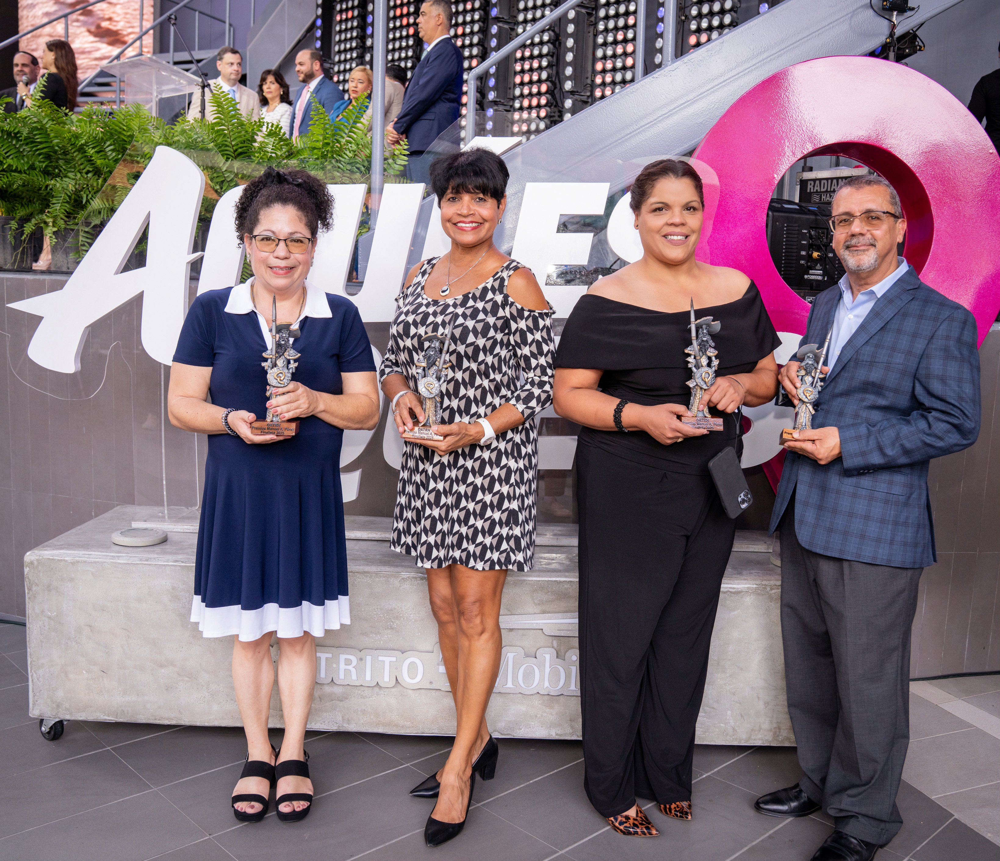 Cuatro Premiados posan junto a sus estatuillas