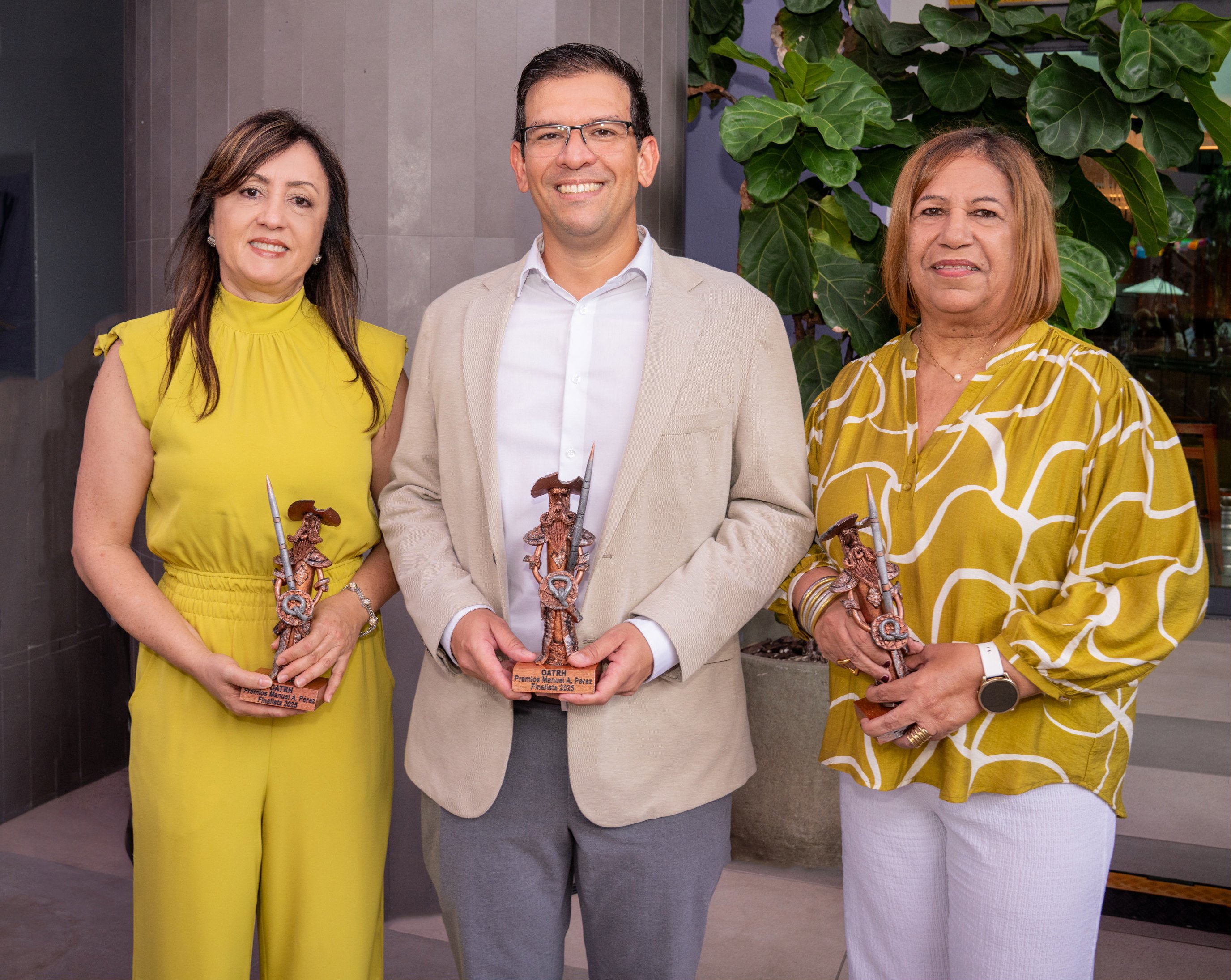 Tres Premiados posan junto a sus estatuillas