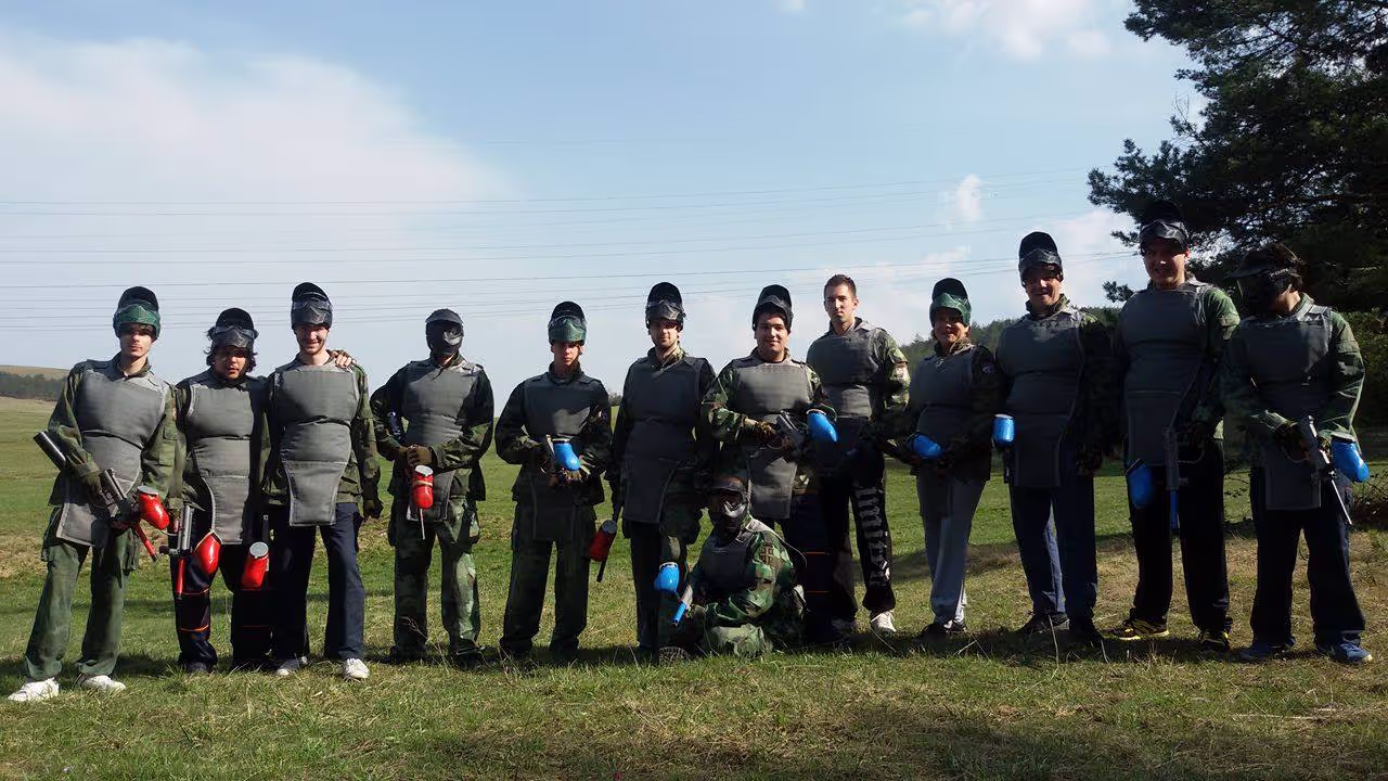 Team building posle uspešne igre paintballa.