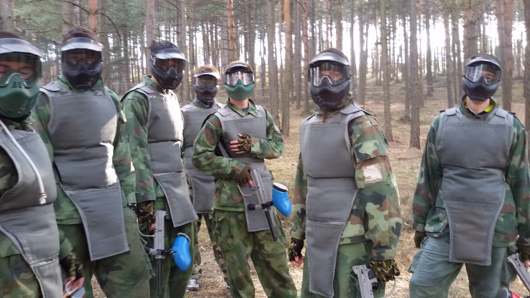 Prijatelji igraju paintball na Zlatiboru, opremljeni za početak igre.