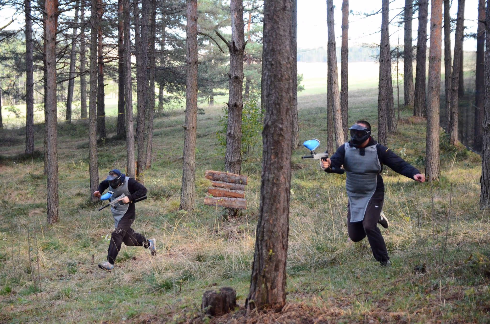 Dva prijatelja na Zlatiboru igraju paintball. Trce i izbegavaju paintball loptice da bi pobedili u paintball-u.