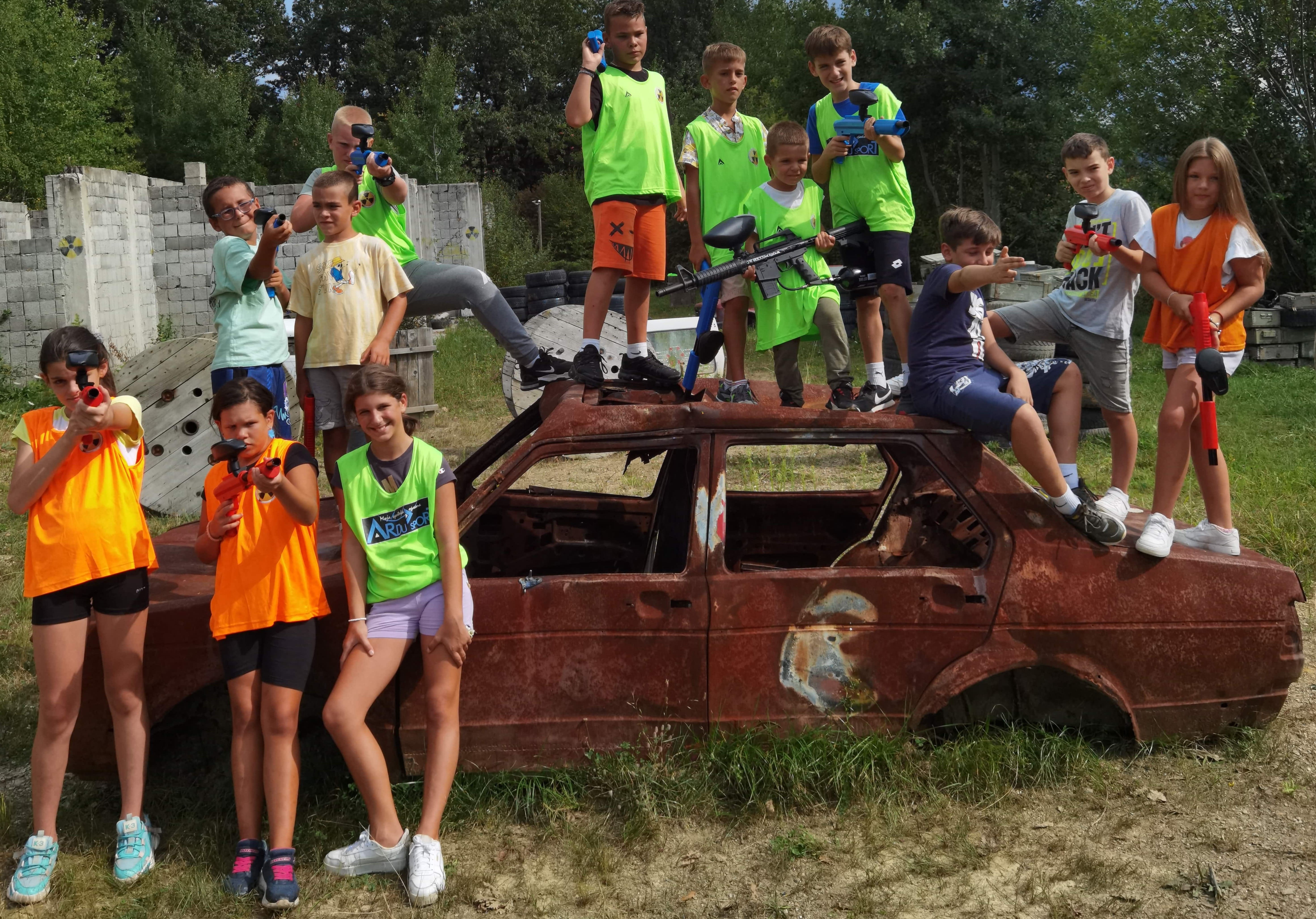 Deca na rođendanu su odlučila da se zabave partijom paintball-a.