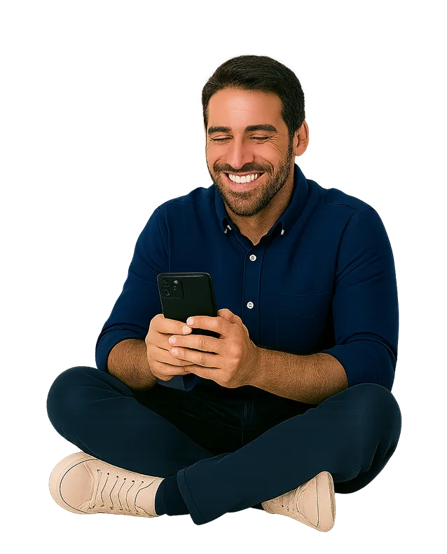 Hombre sonriente viendo su celular