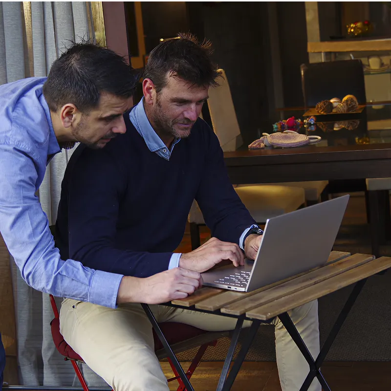 Dos hombres estudiando trading en su casa