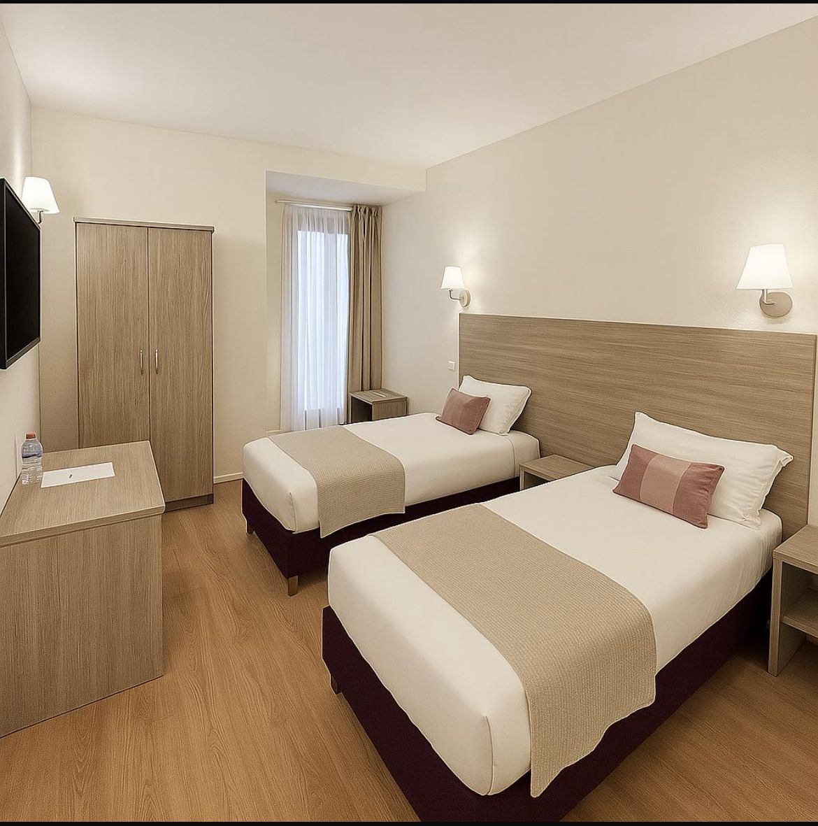 Chambre d'hôtel avec deux lits simples, un bureau, une télévision murale et une armoire en bois clair. Les murs sont peints en violet et des rideaux blancs et violets décorent les fenêtres, laissant entrer la lumière naturelle.