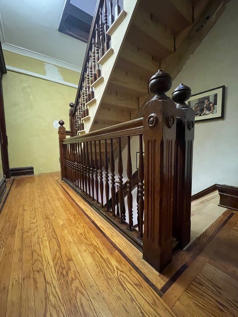 Wood landing balustrade with decorative newel posts