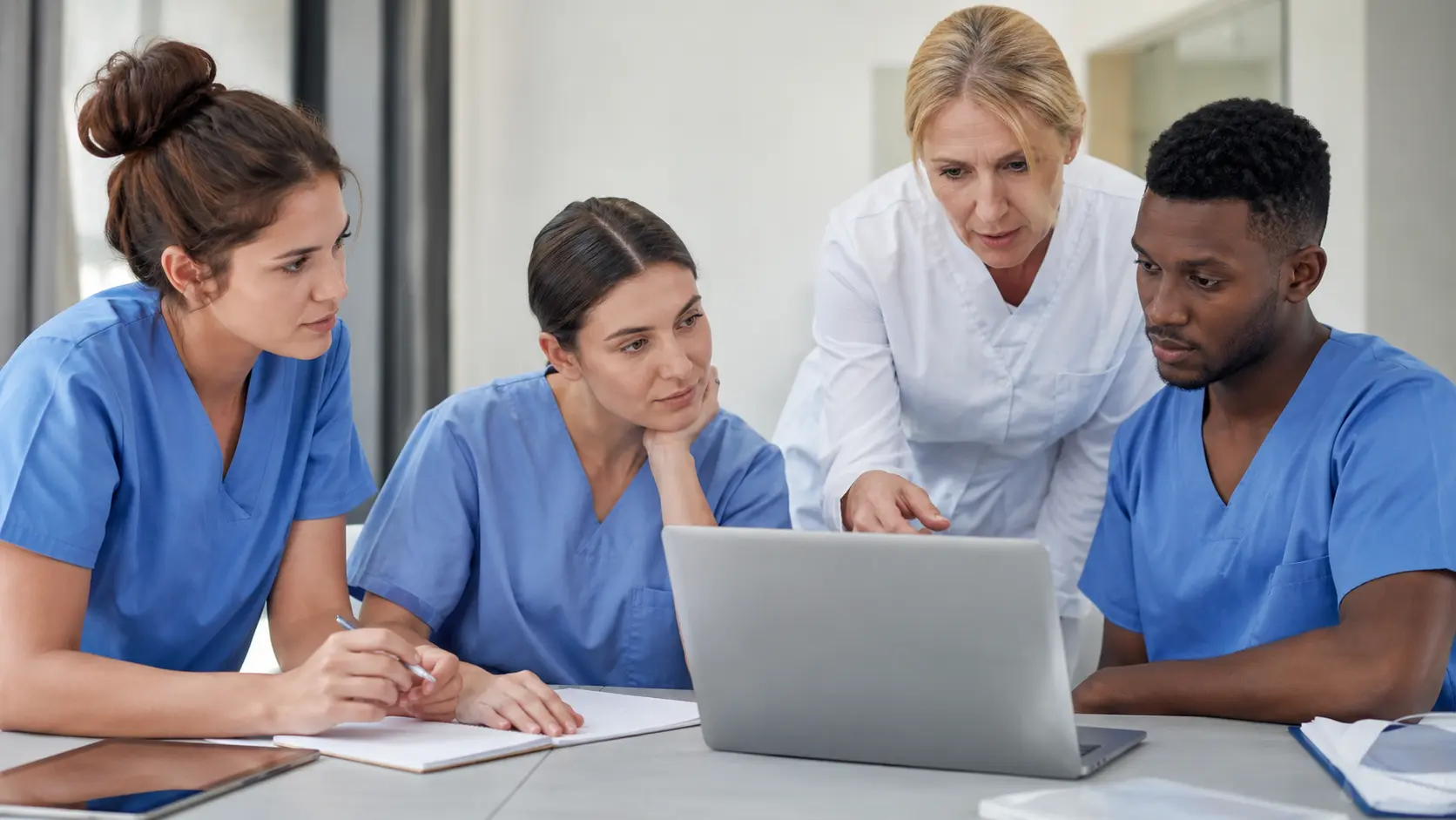 Aides-soignantes et infirmiers en EHPAD se formant sur smartphone aux protocoles HAS