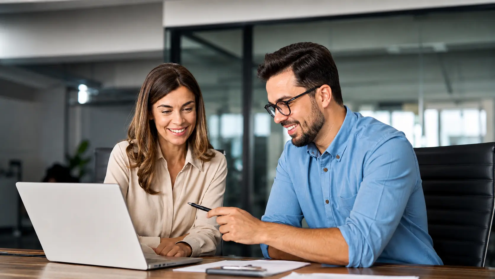 Nouveaux collaborateurs terrain suivant leur parcours d'onboarding sur smartphone dès le premier jour