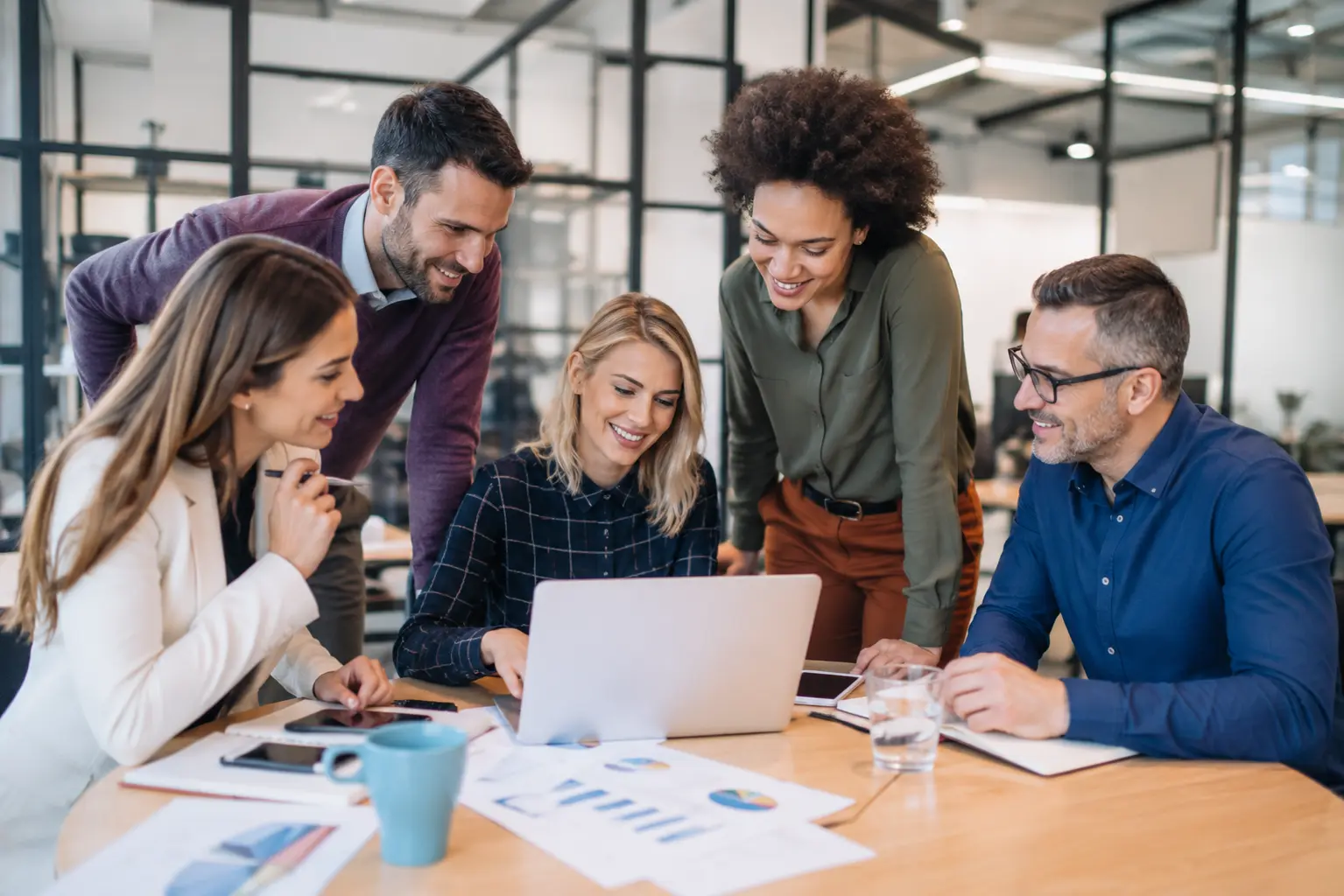Responsable formation comparant des plateformes LMS et LXP sur un parcours personnalisé