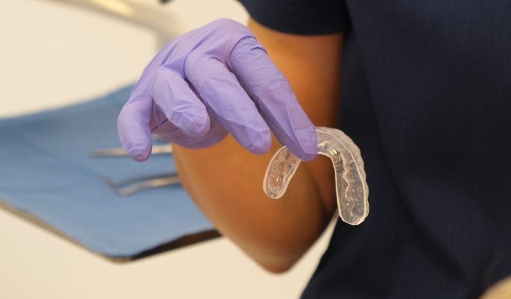 kuşadası şeffaf plaklarla ortodonti, telsiz ortodonti uygulaması