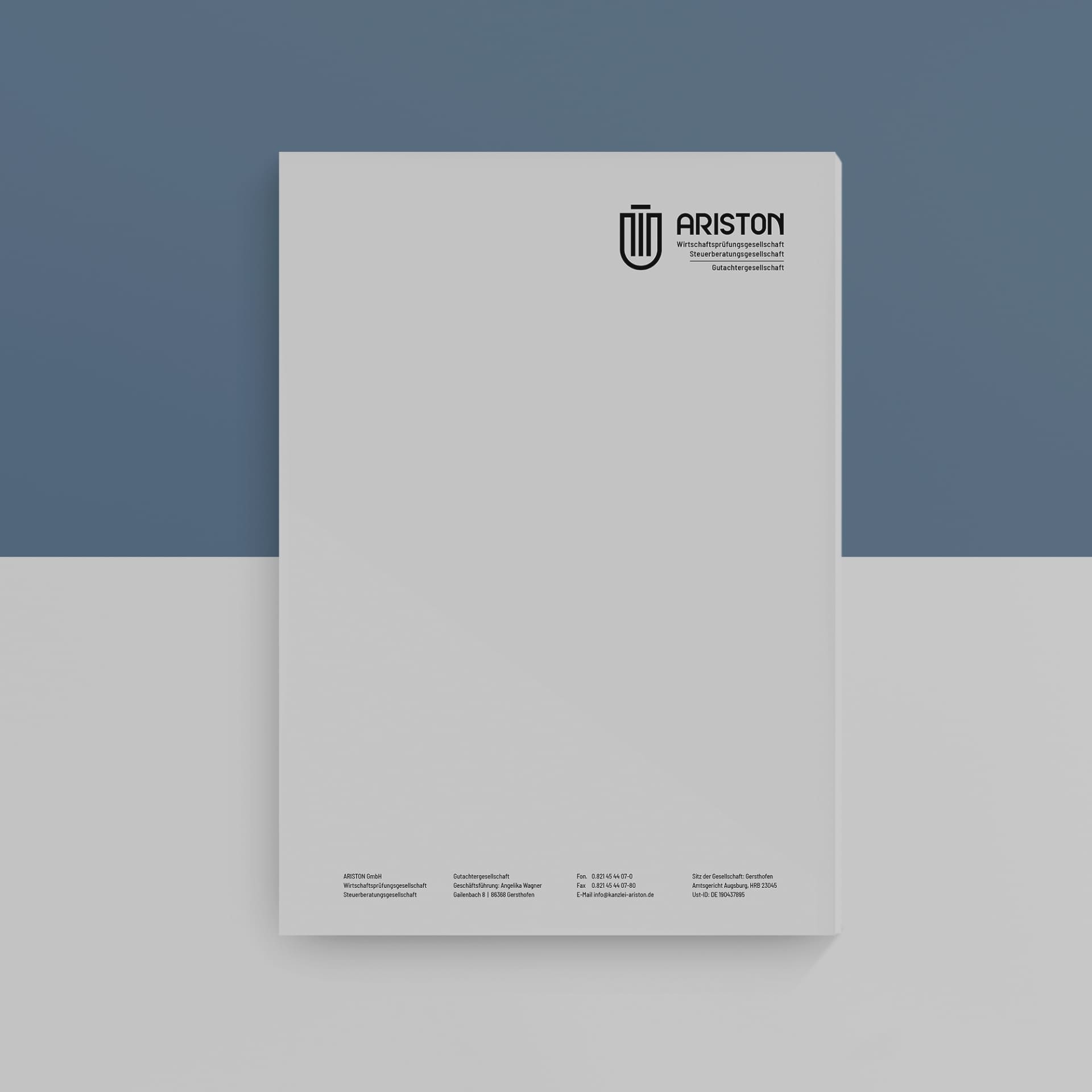 ARISTON-Briefpapier mit Logo oben rechts, unten Adress- und Kontaktdaten. Der Hintergrund ist zweifarbig mit Blau im oberen und Hellgrau im unteren Bereich.