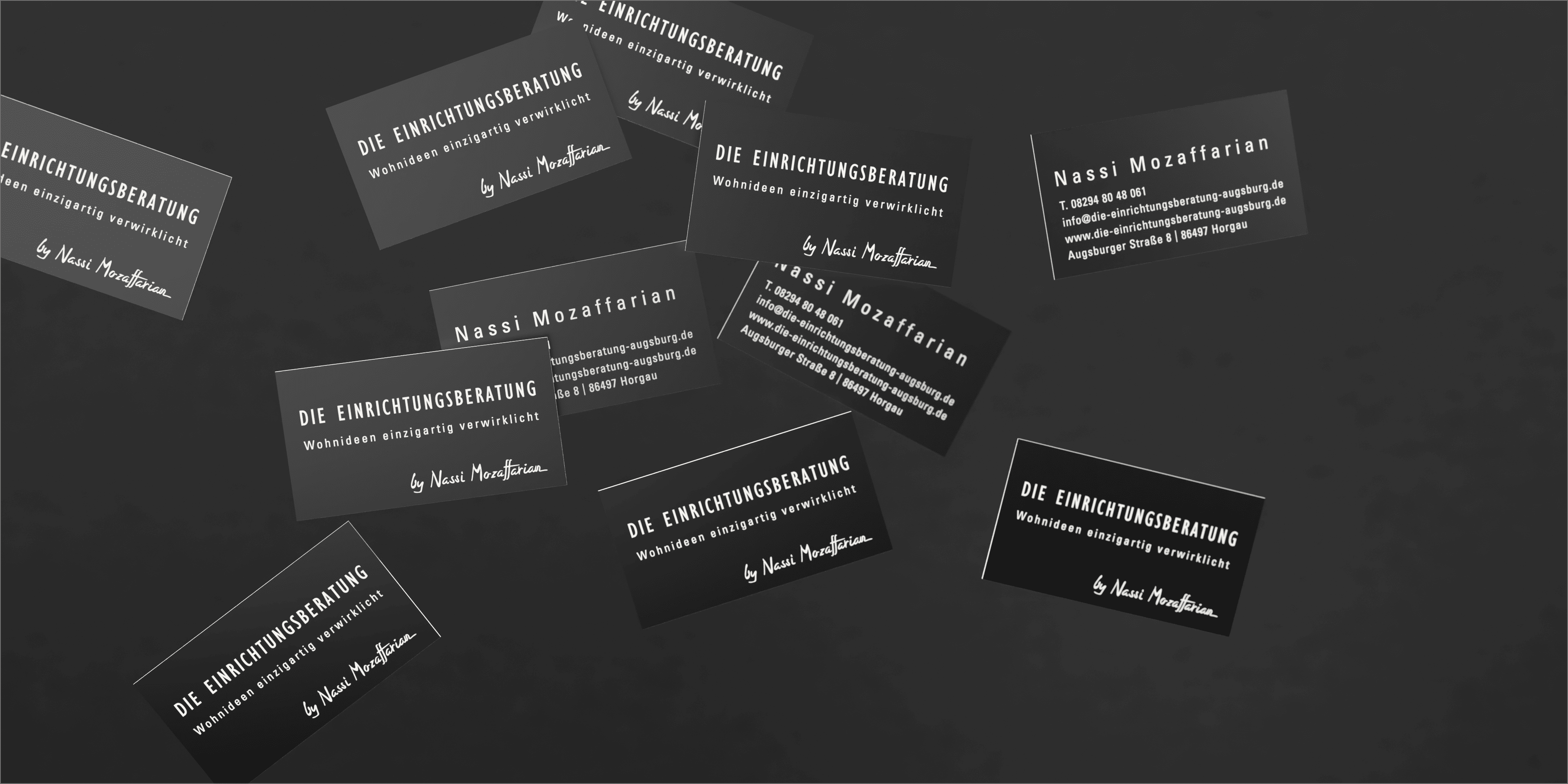 Mehrere schwarze Visitenkarten mit weisser Schrift auf dunklem Hintergrund, gestaltet für „Die Einrichtungsberatung – by Nassi Mozaffarian“. Die Karten sind puristisch und sehr edel.