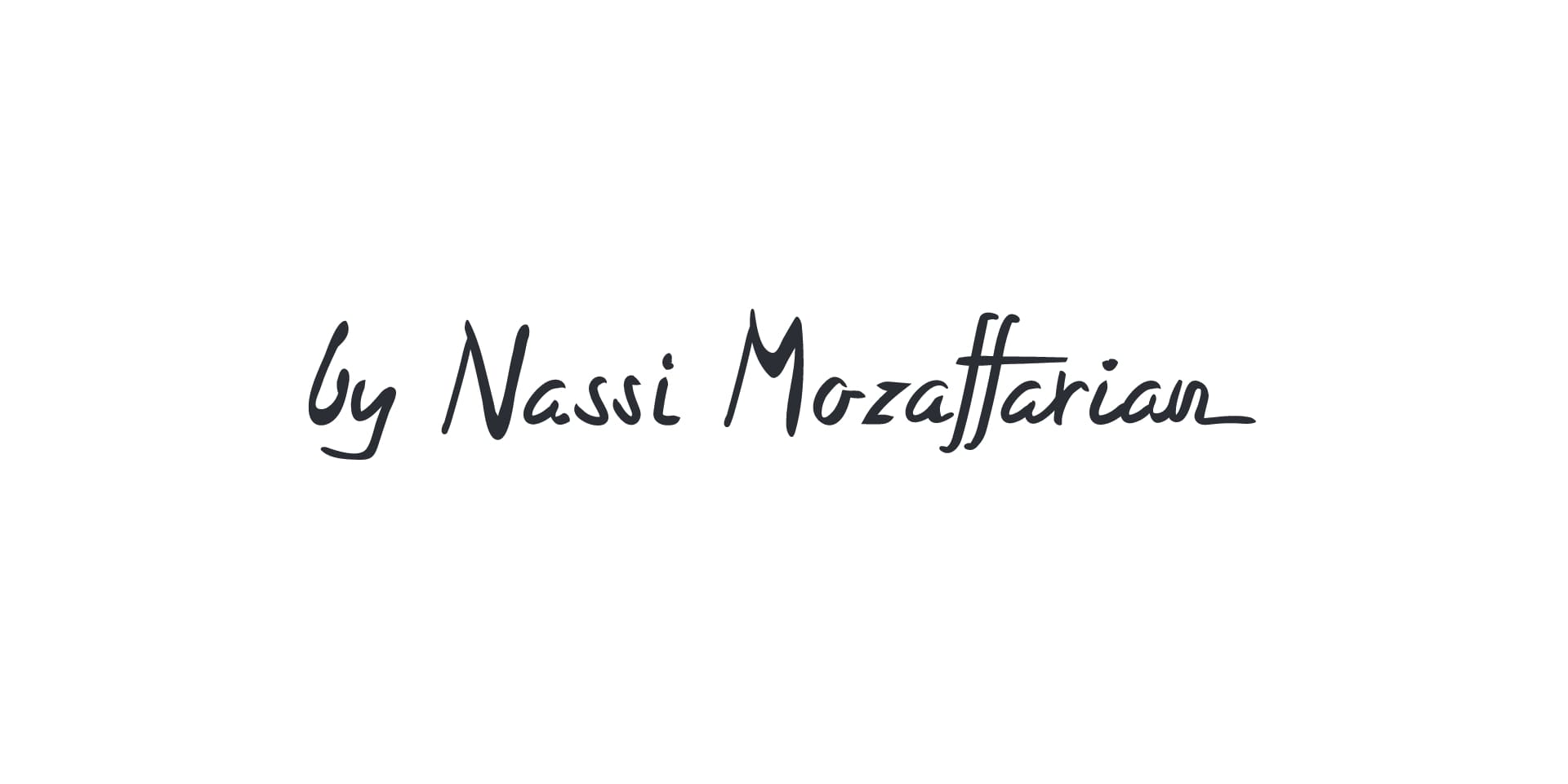 Handschriftlicher Schriftzug „by Nassi Mozaffarian“ in schwarzer Tinte auf weissem Hintergrund.