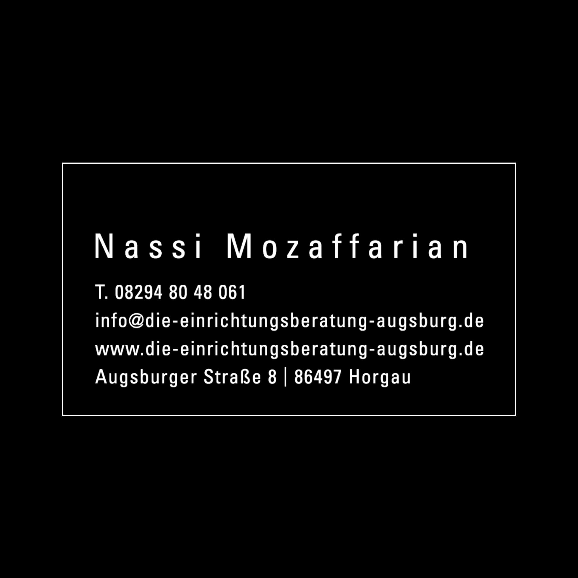 Visitenkarte Back: Kontaktdaten mit weissem Text auf schwarzem Hintergrund, zeigt Name, Telefonnummer, E-Mail, Website und Adresse von Nassi Mozaffarian.