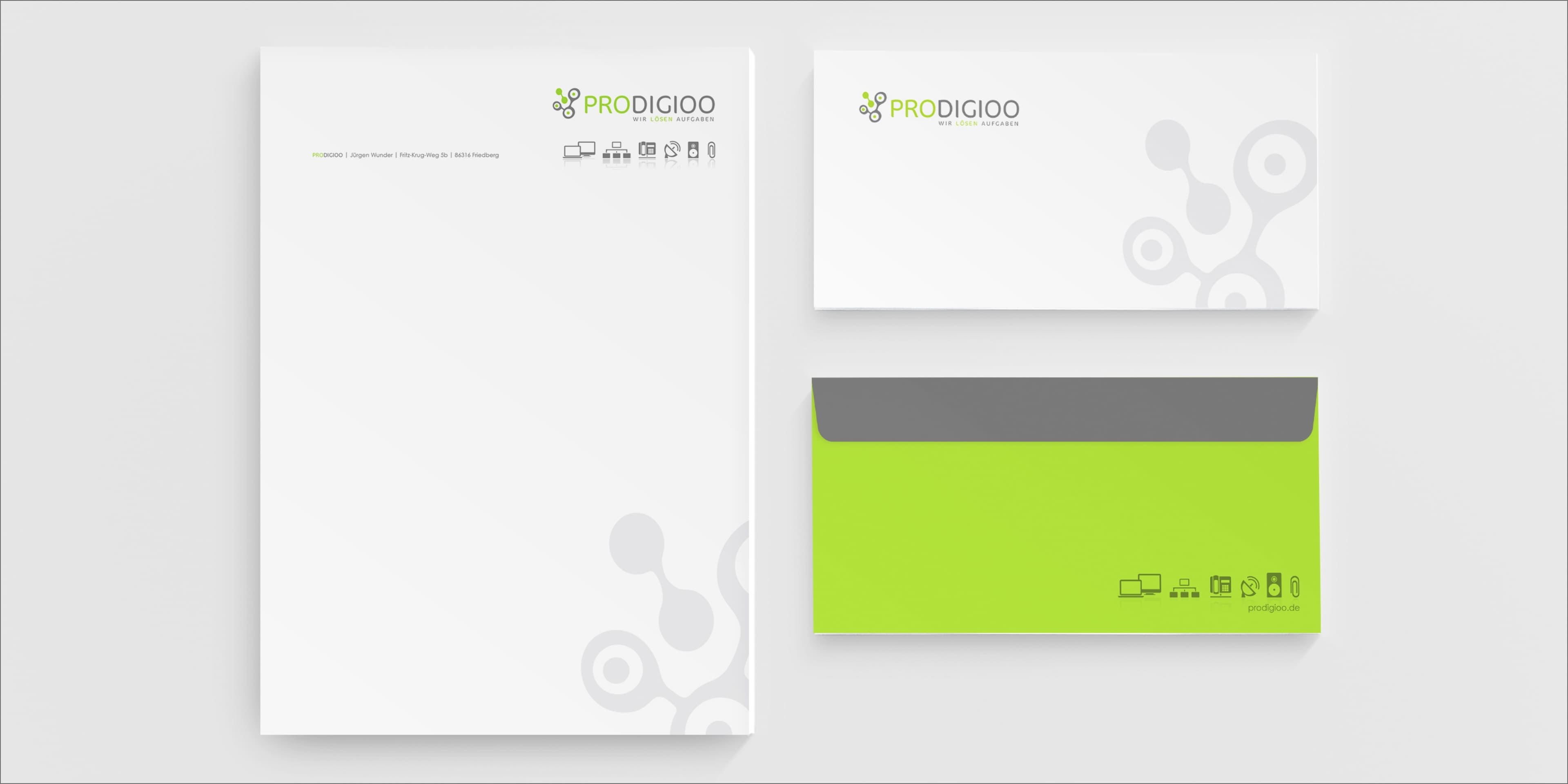 Briefpapier und zwei Kuverts im Corporate Design von PRODIGIOO mit Logo, Icons und grün-grau-weisser Farbgestaltung.
