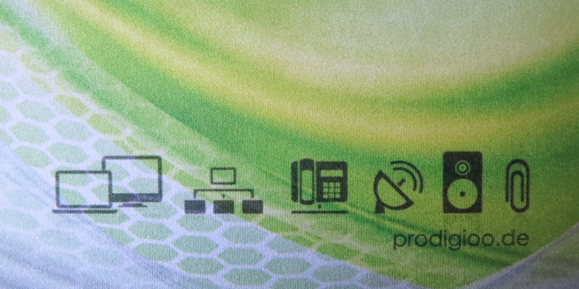 Detailaufnahme des Mousepads mit Prodigioo Icons und grün-grauer Welle im Hintregrund.