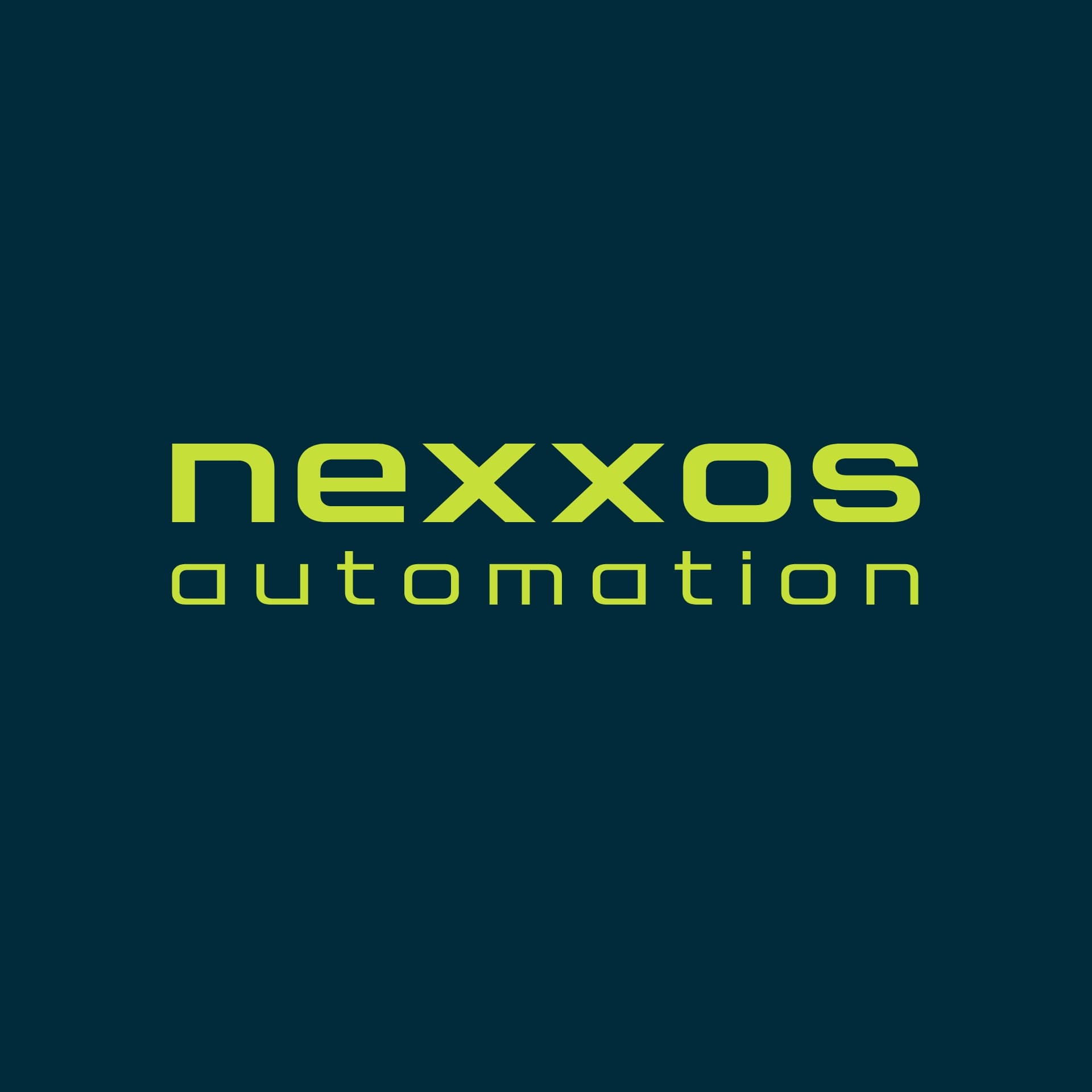 Logo von nexxos automation in gelbgrüner Schrift auf dunkelblauem Hintergrund, moderner Schriftzug in zwei Zeilen.