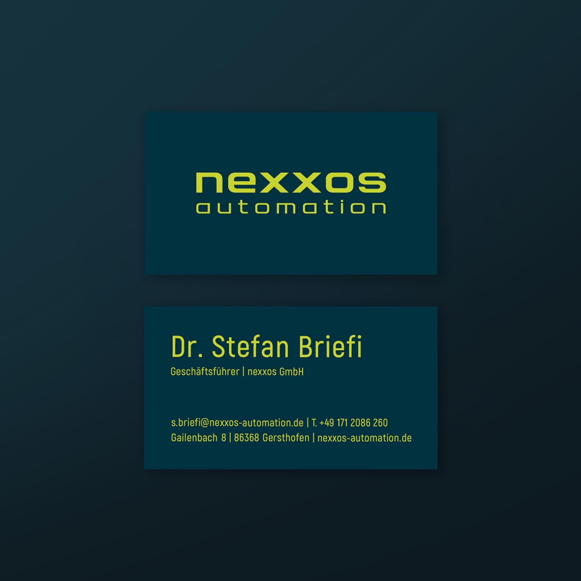 Zwei Visitenkarten von nexxos automation; eine mit Logo, eine mit Kontaktdaten von Dr. Stefan Briefi, Geschäftsführer der nexxos GmbH.