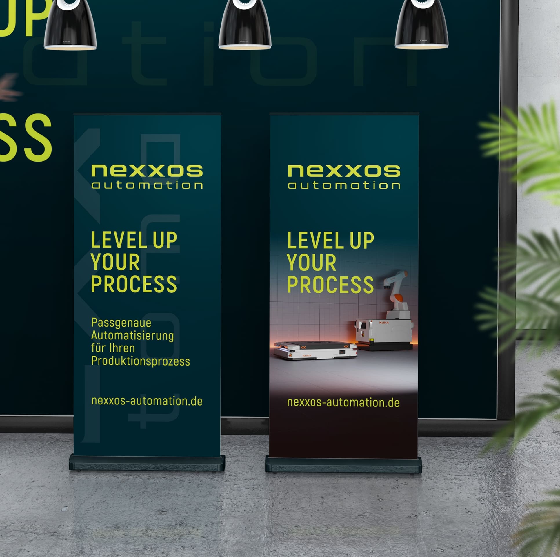Zwei Roll-ups mit nexxos automation Logo und dem Slogan „LEVEL UP YOUR PROCESS“, einer mit Text, einer mit Roboter-Visualisierung. ChatGPT fragen
