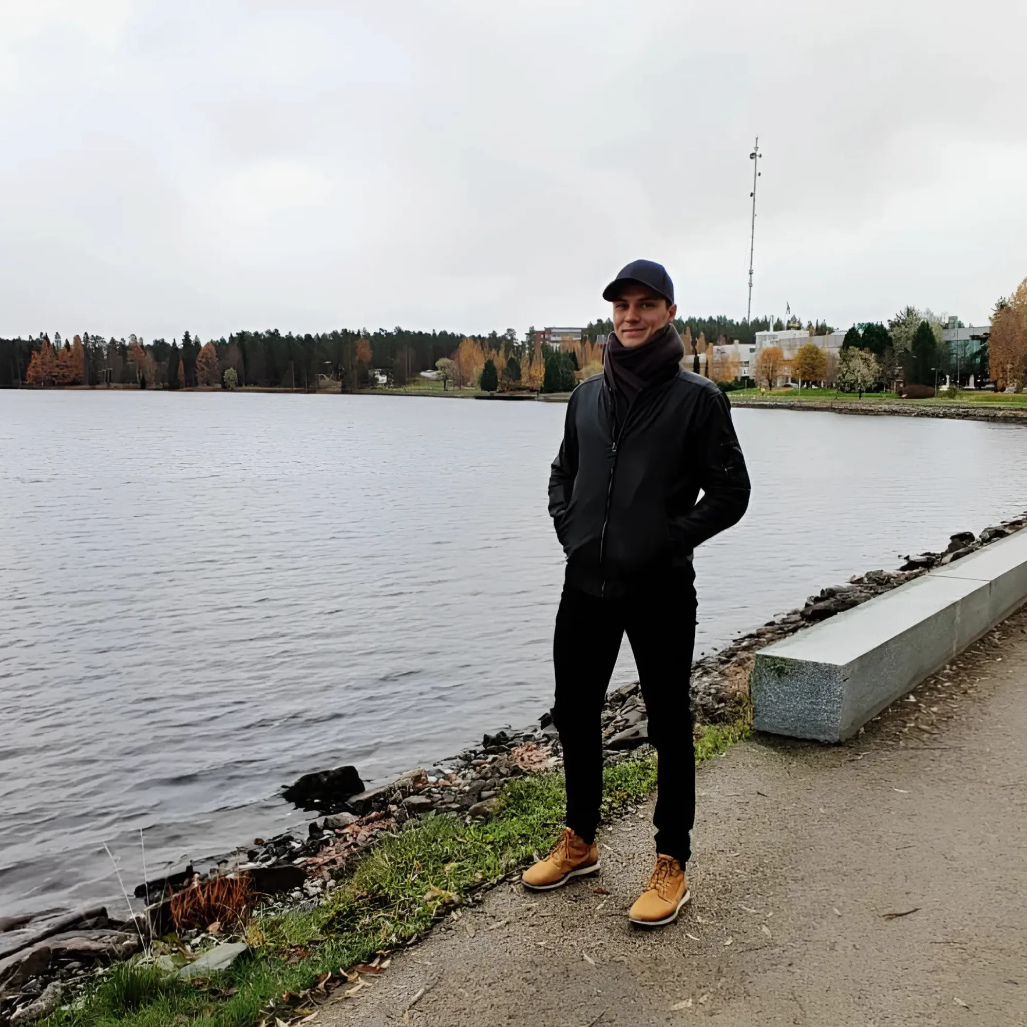 Aatu Junttila seisomassa rannalla 2019.