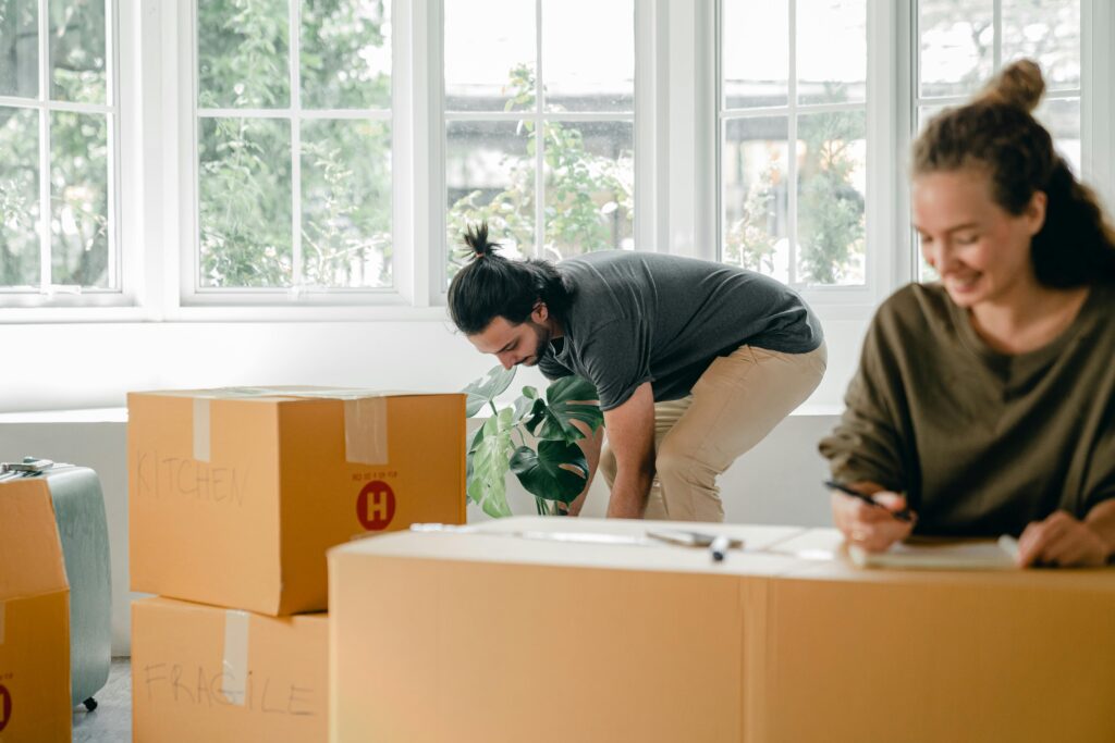 couple faisant les cartons