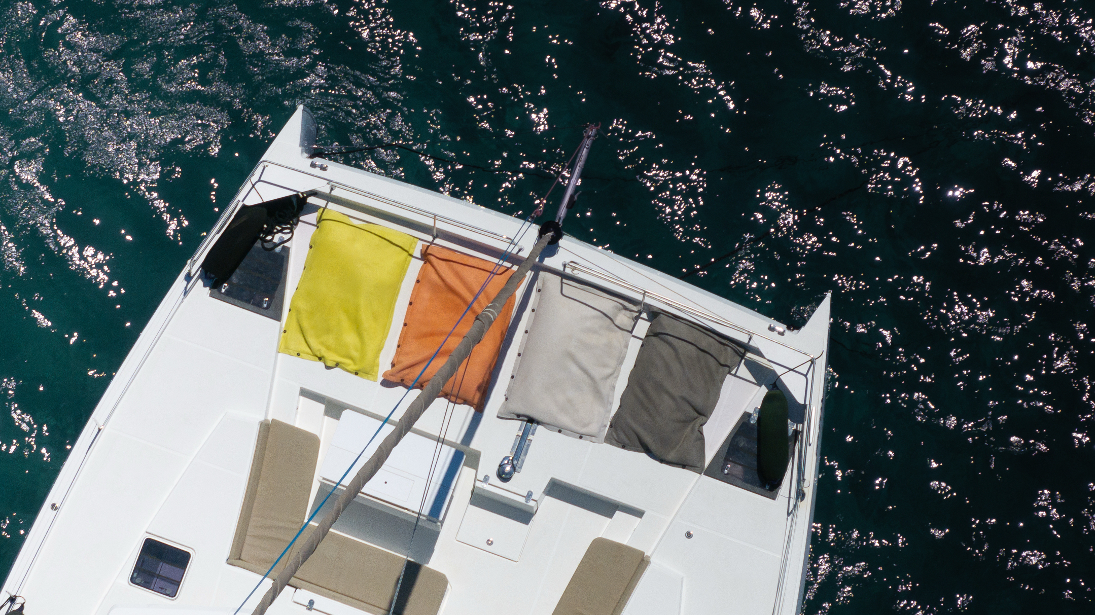 Photo extérieur, vue aérienne, photo du salon sur le pont avant du bateau