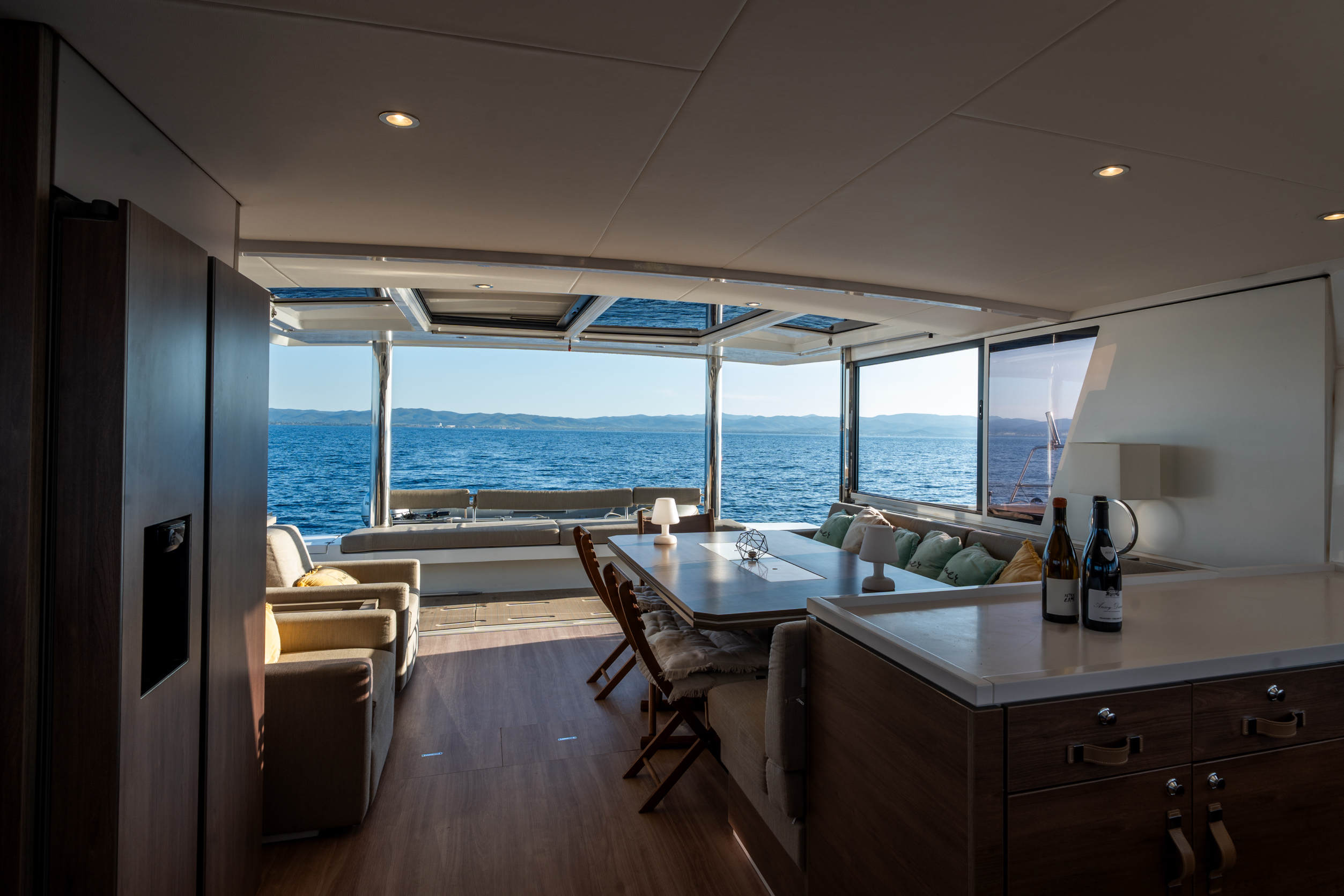 Photo intérieur du bateau, salon vue dégagée sur la mer