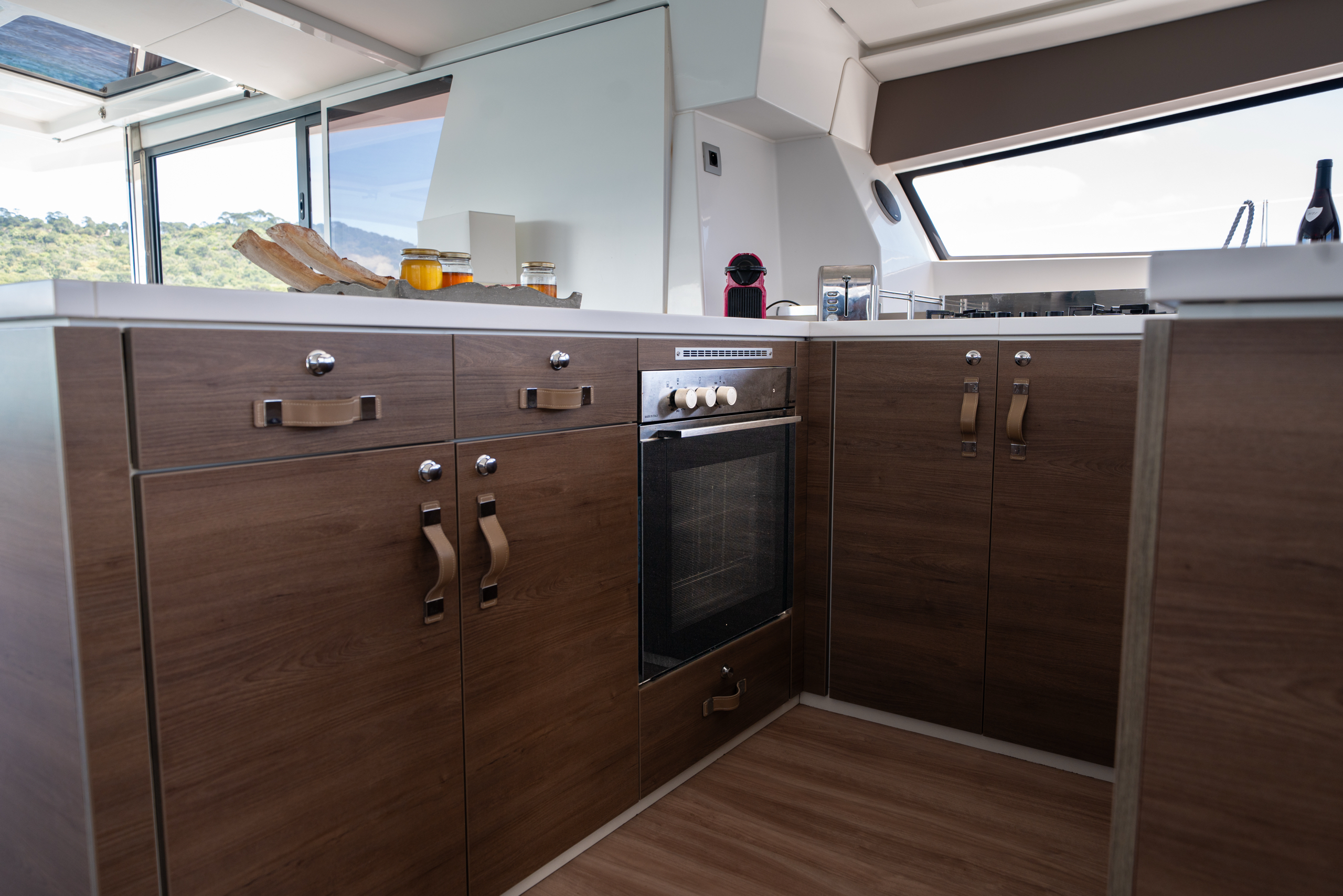 Photo intérieur du bateau,  équipement cuisine four et machine a café