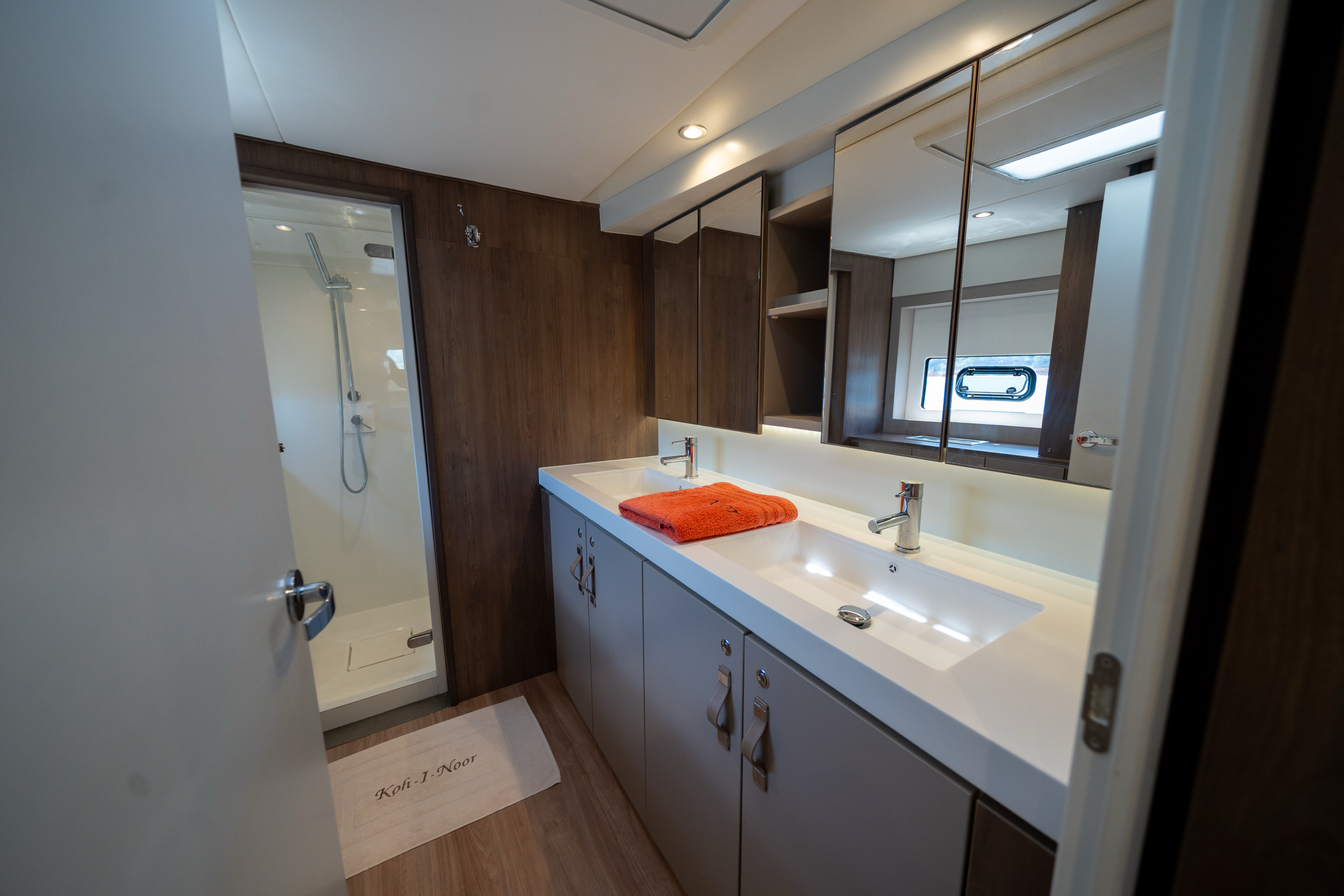 Photo intérieur, grande salle de bain de la cabine master