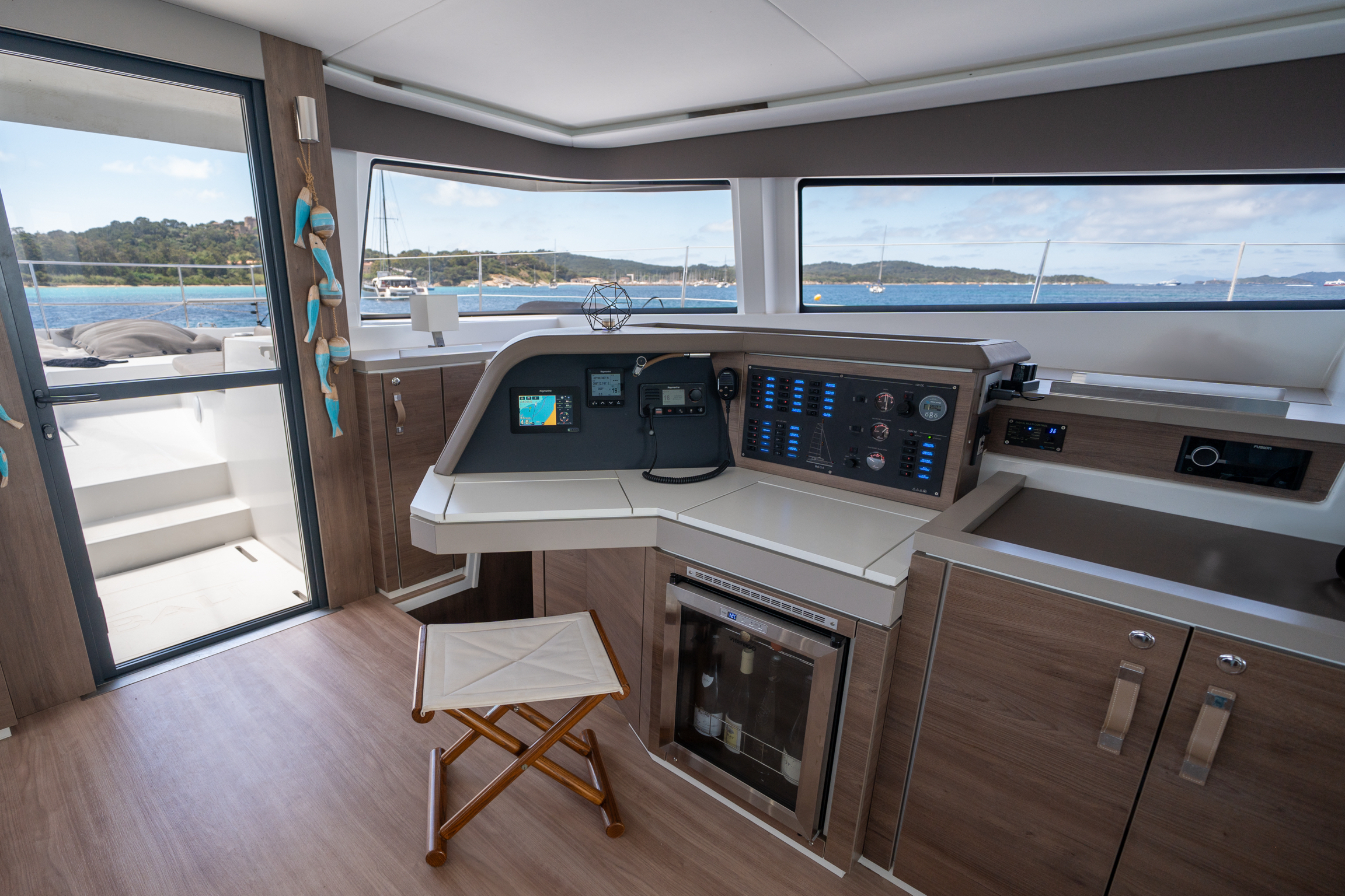 Photo intérieur du bateau, poste de pilotage intérieur, radio et éléments de navigations 