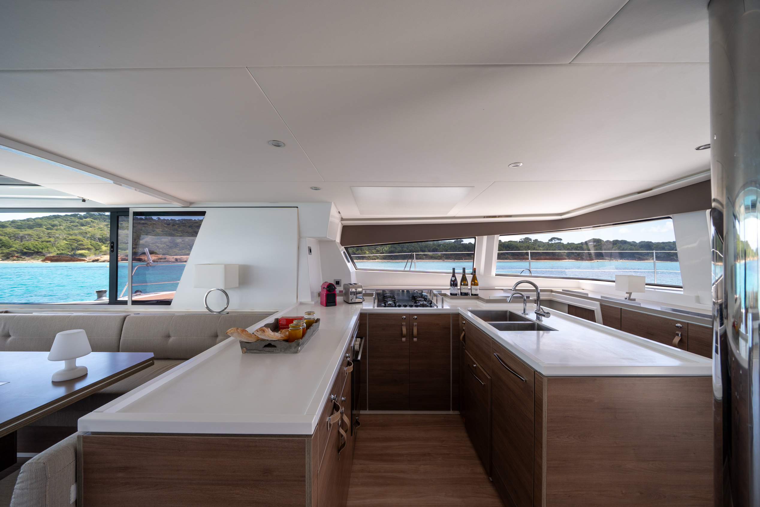 Photo intérieur du bateau, cuisine en U toute équipée 