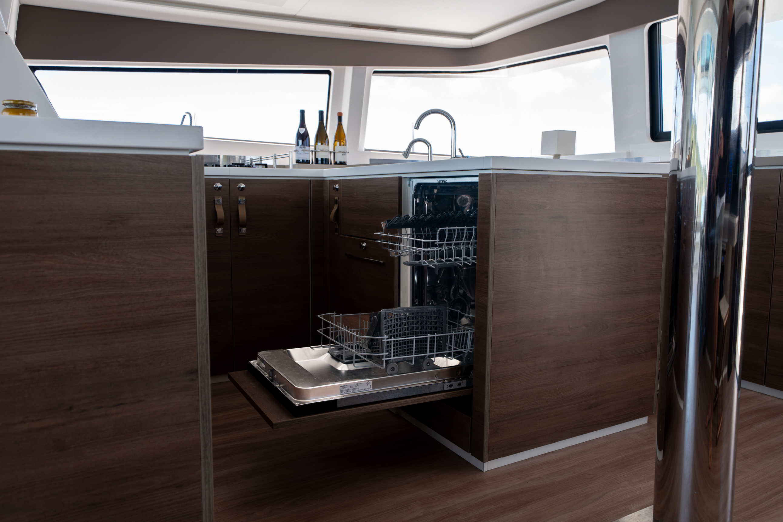 Photo intérieur du bateau, lave vaisselle et évier dans la cuisine 