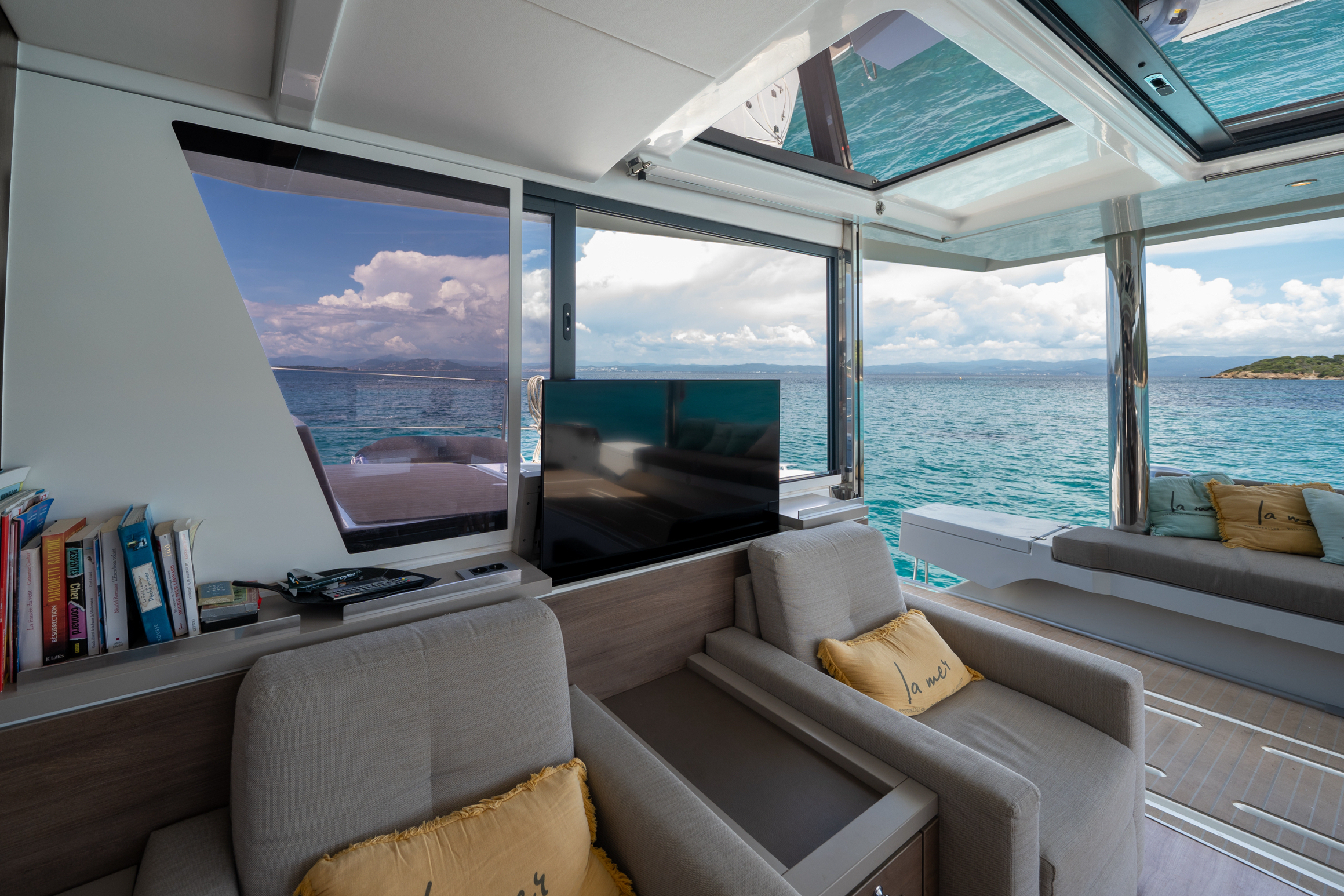 Photo intérieur du bateau, télévision incrustée au mur