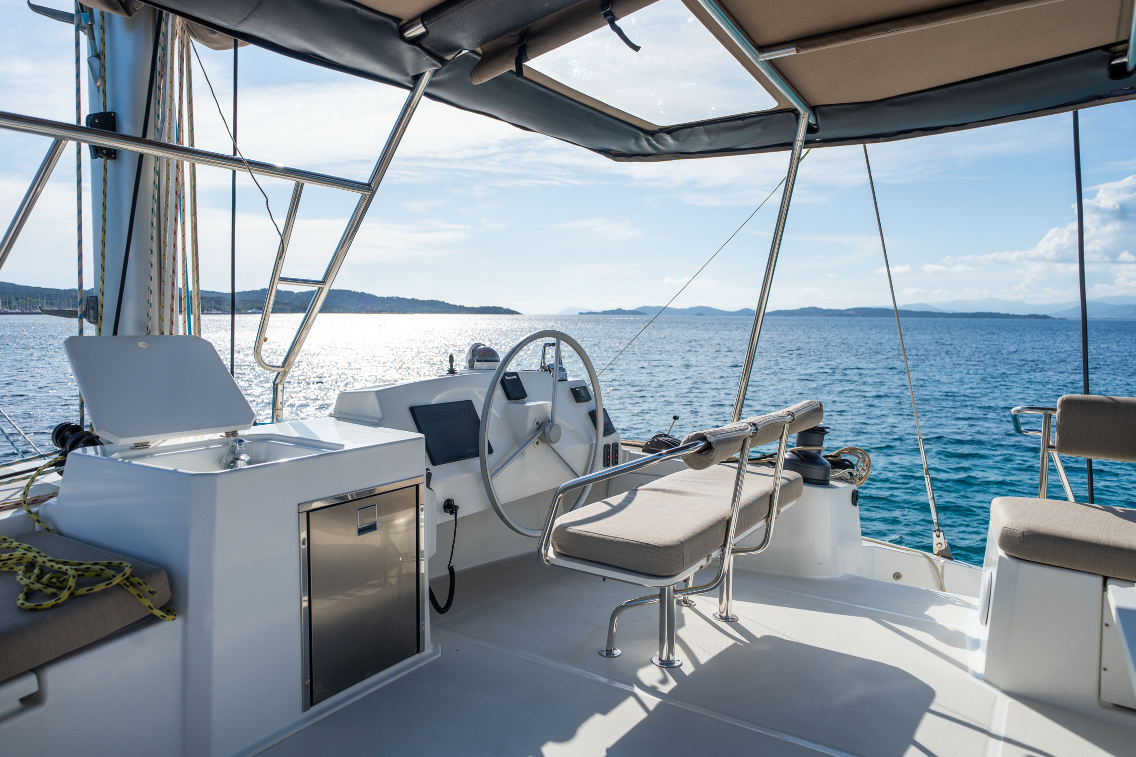 Photo du post de pilotage exterieur du catamaran, vue sur la mer