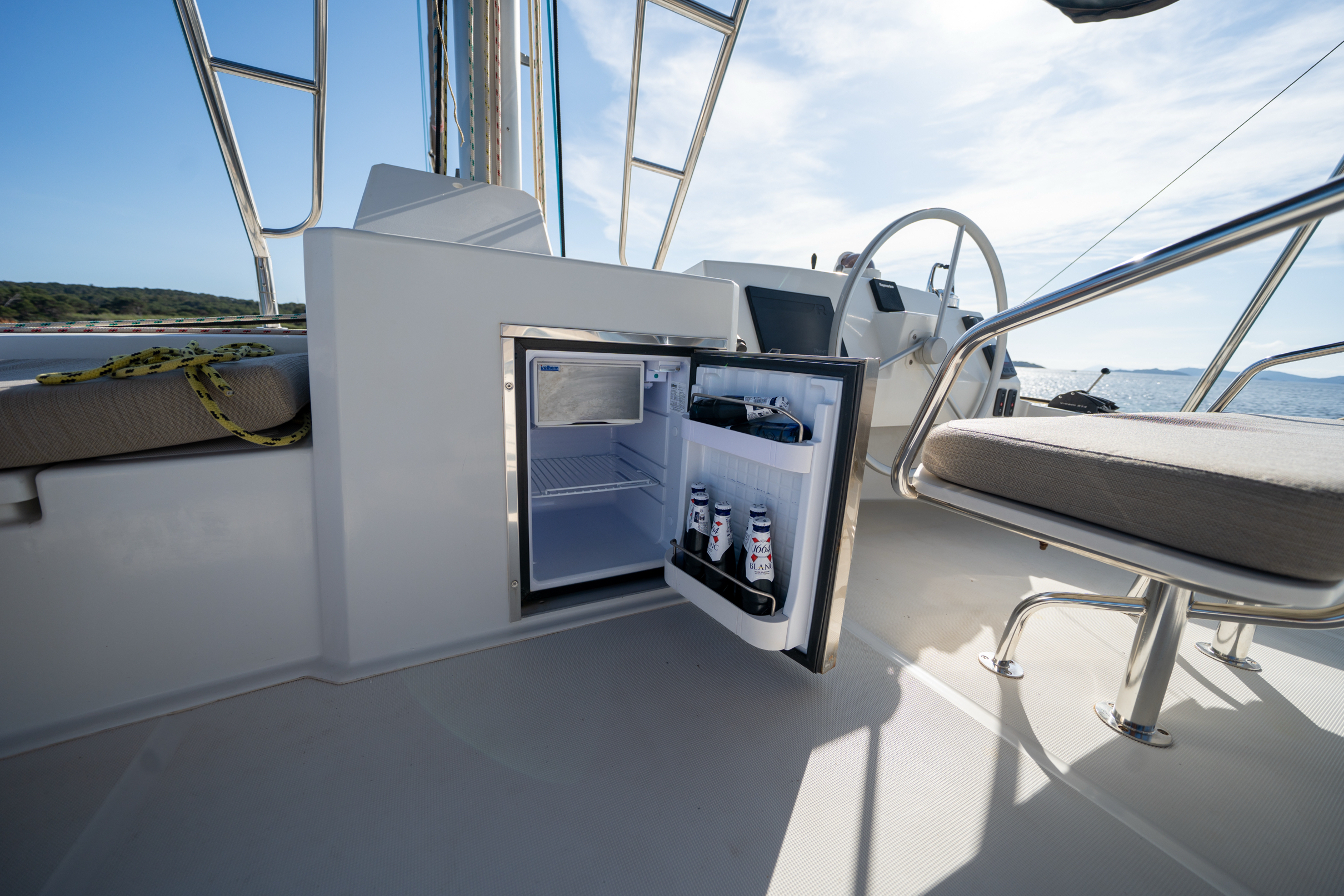 Photo extérieur, photo du réfrigérateur  sur la fly bridge à l'étage du bateau 