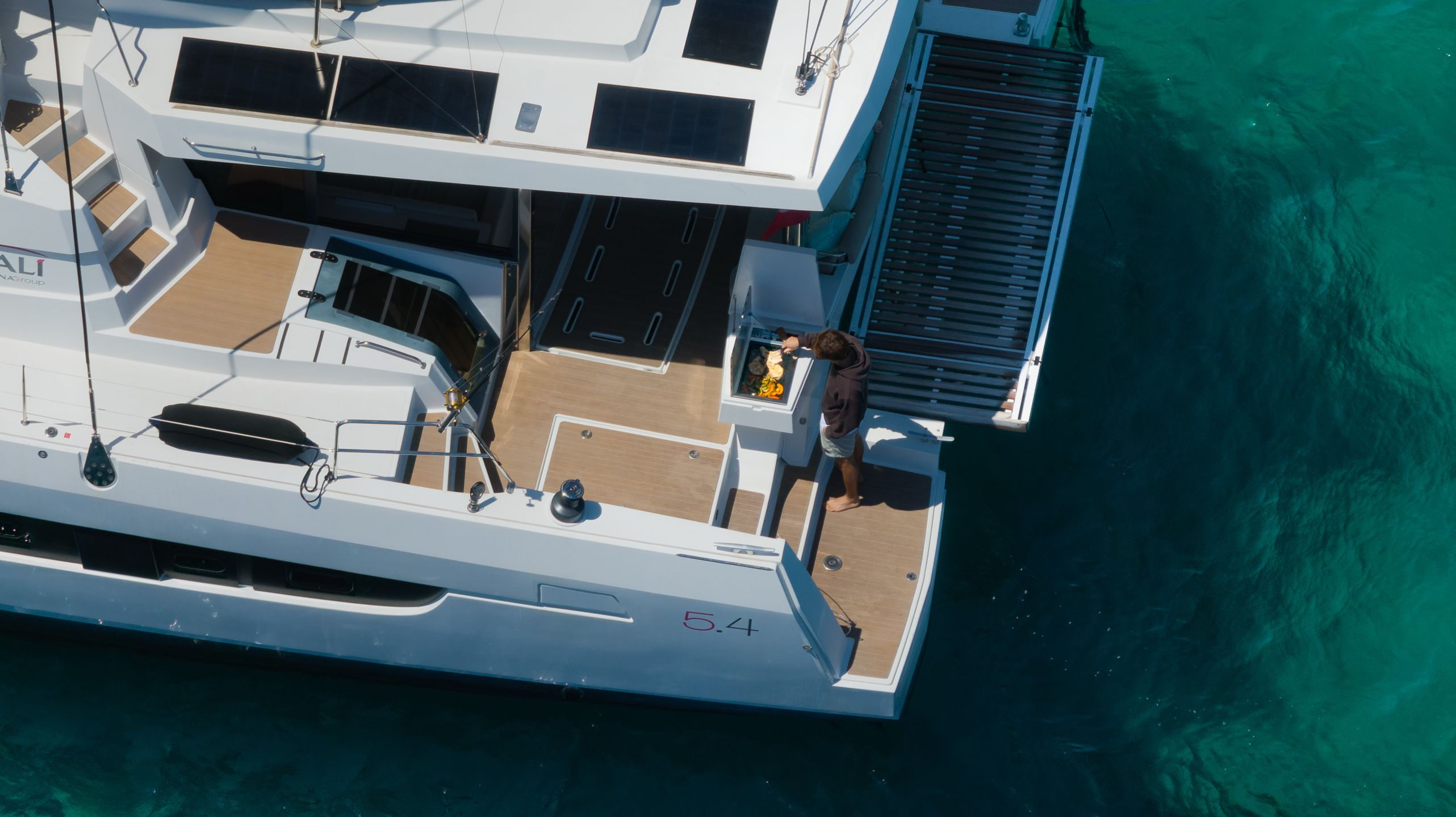 Photo vue aérienne sur plancha exterieur à l'arrière du bateau 