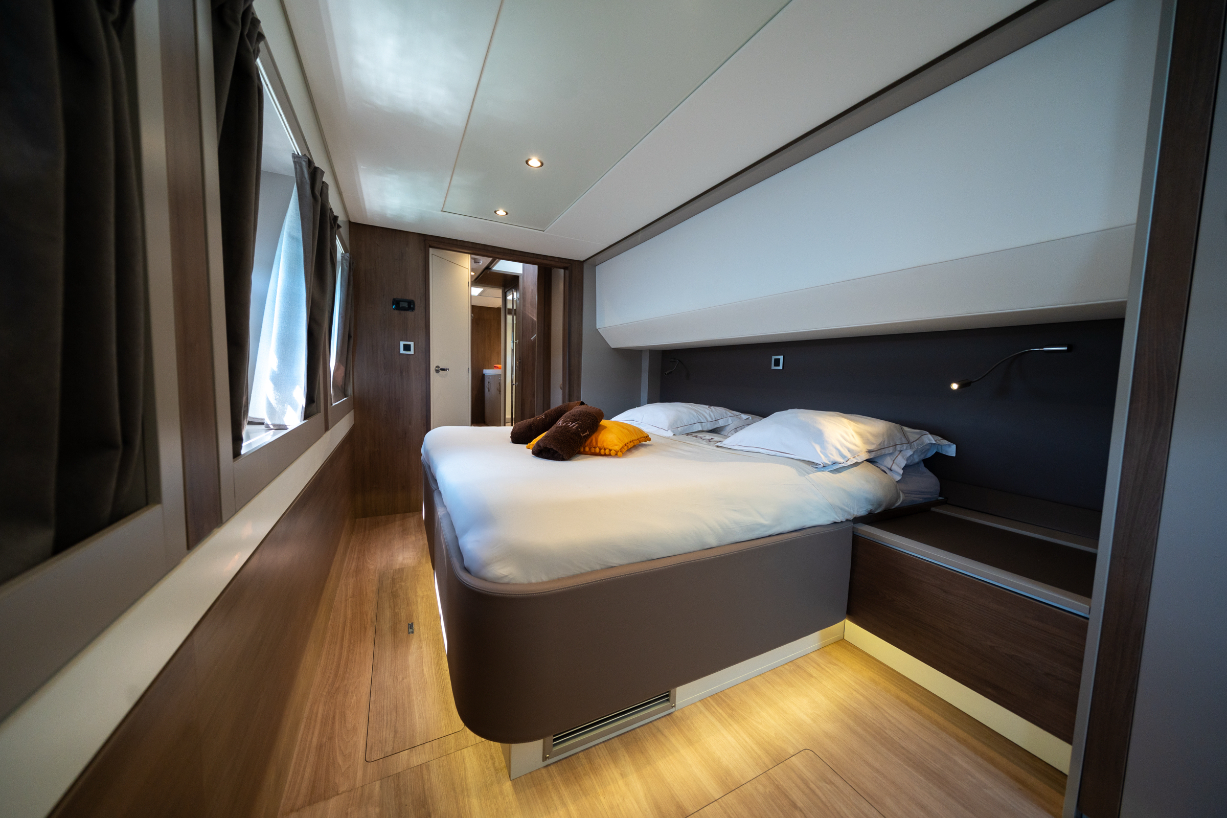 Photographie interieur de la cabine master du catamaran