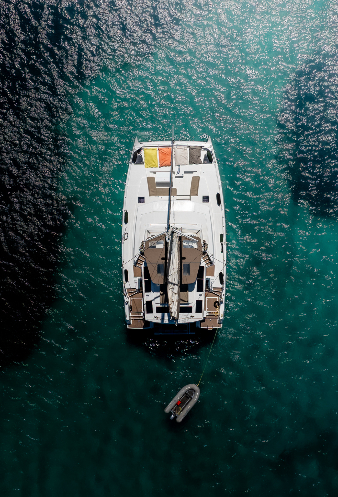 Photo "topshot" aerienne du catamaran sur mer turquoise