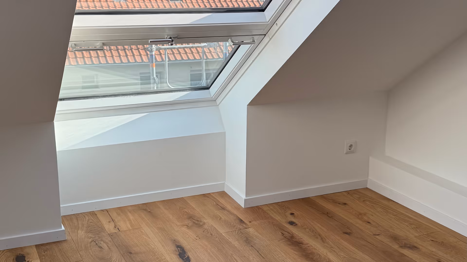 Eine gereinigte Ecke einer Wohung mit Fenster.