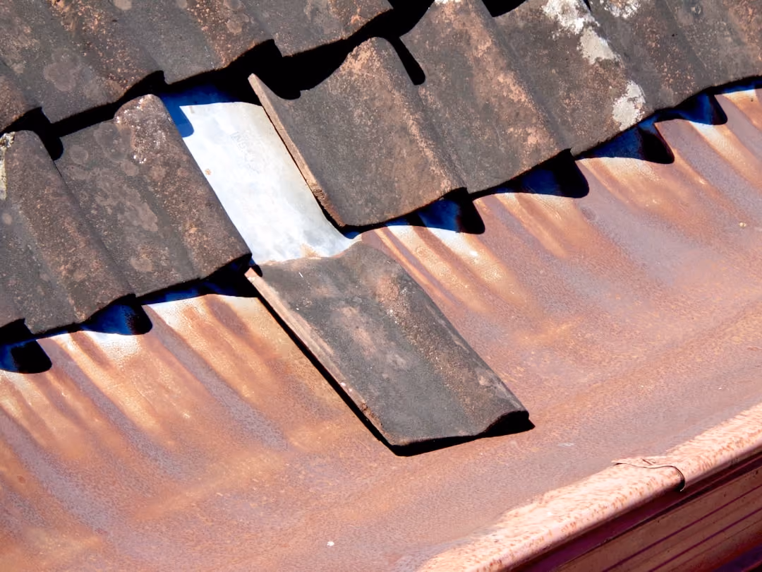 Sagging gutters causing roof edge rot - gutter contractors near me Sagging gutters causing roof edge rot - gutter contractors near me