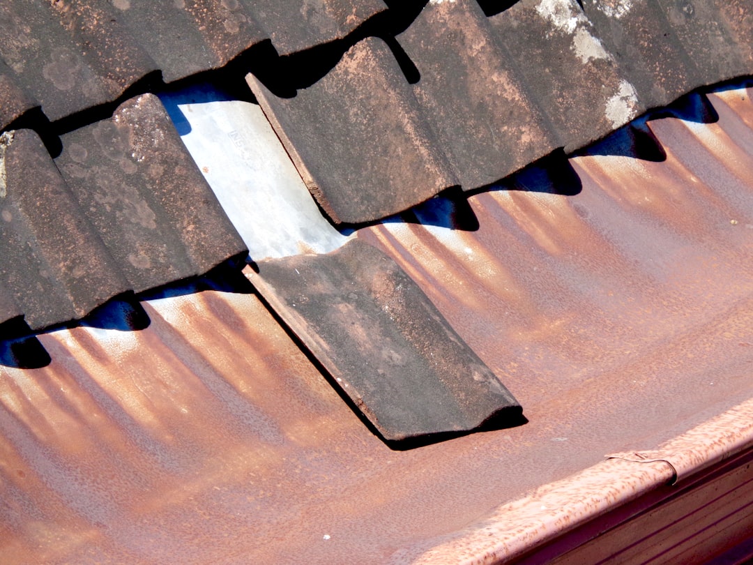 Sagging gutters causing roof edge rot - gutter contractors near me Sagging gutters causing roof edge rot - gutter contractors near me