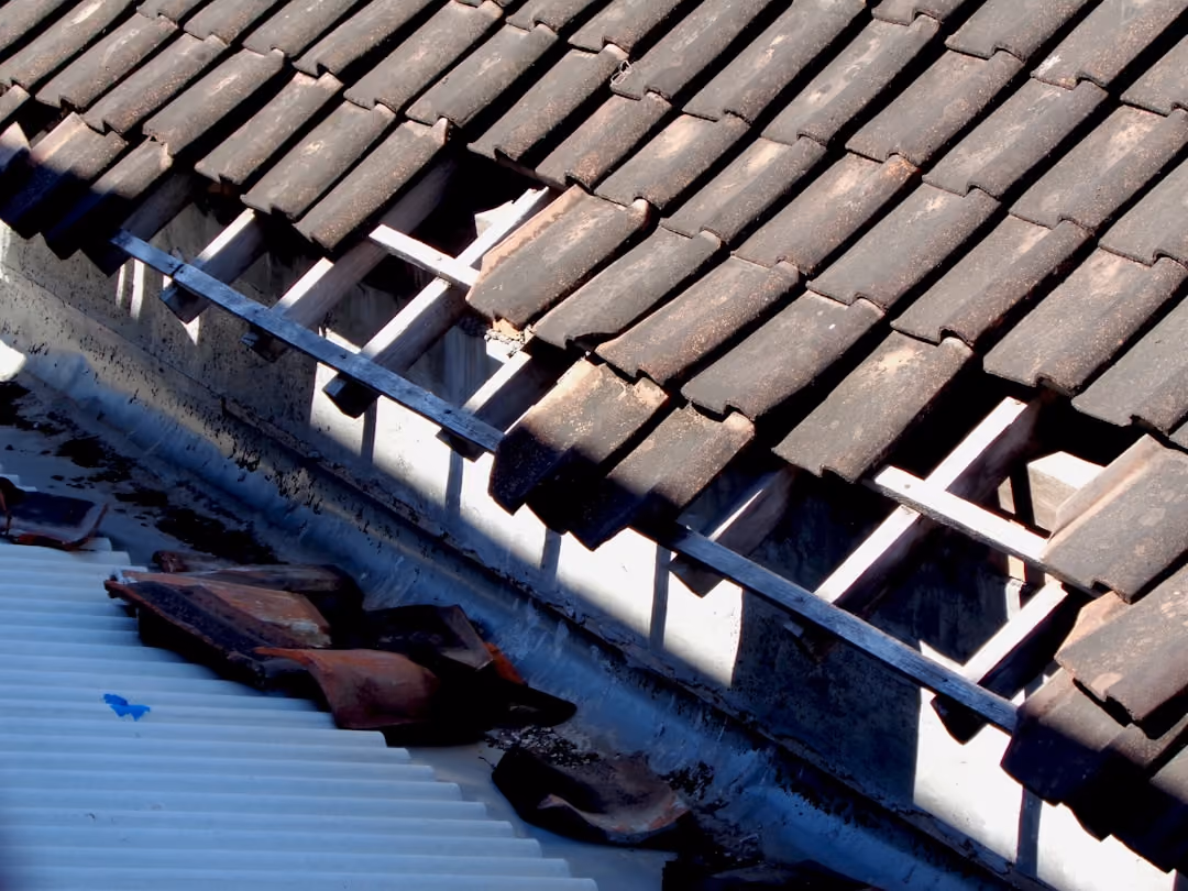 Expert Long Island fascia and gutter repair in Port Washington, Queens, Flushing, Bayside, Locust Valley & Manhasset. Pro roofing services guide.