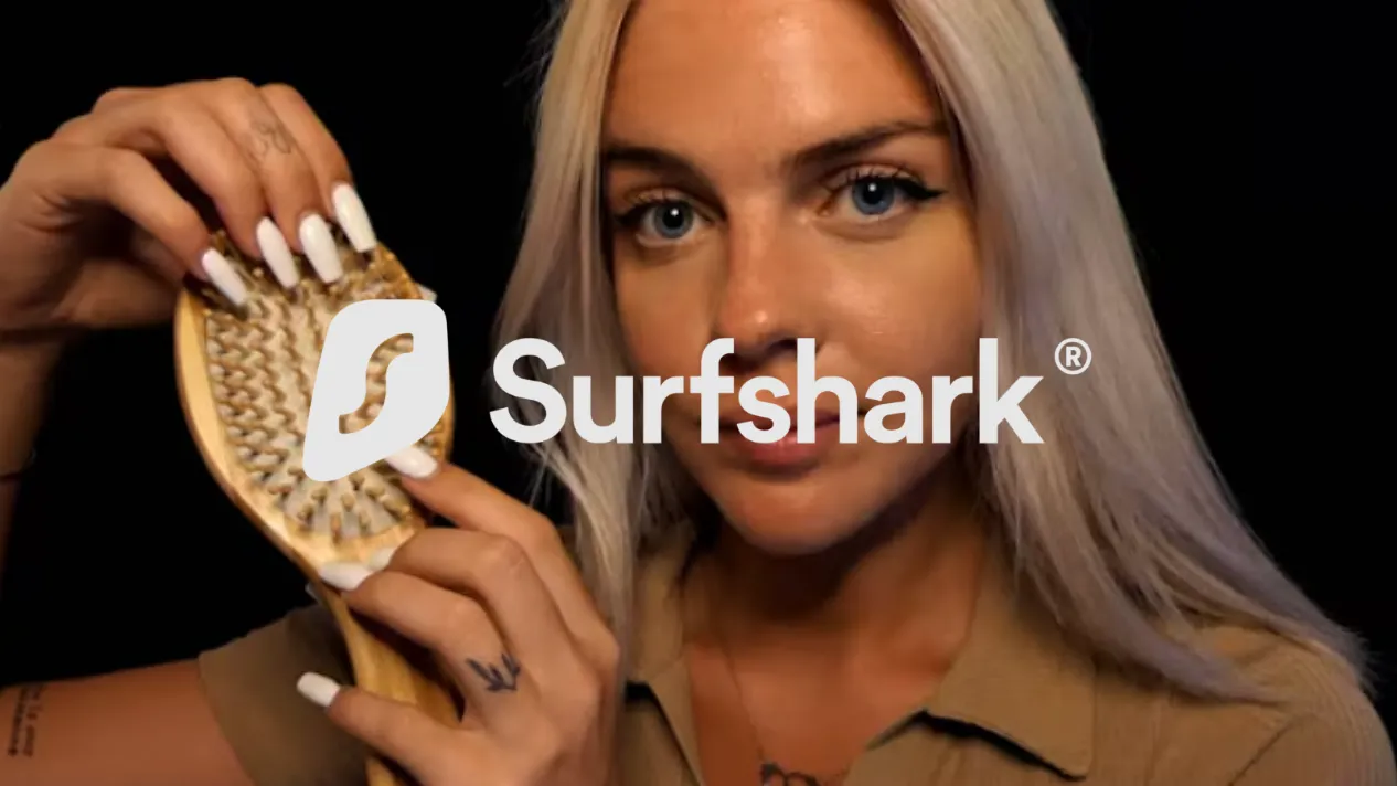 Femme aux cheveux blonds tenant une brosse en bois avec des ongles longs blancs, fond noir, logo Surfshark superposé.